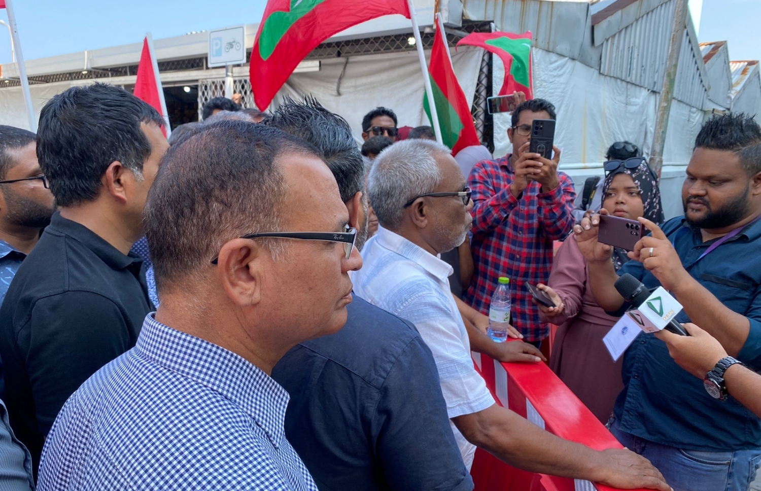 ކުރީގެ ރައީސް އަބްދުﷲ ޔާމީންގެ ހުކުމް އިއްވާ ޝަރީއަތް ލަސްވުމާ ގުޅިގެން އިދިކޮޅުގެ ލީޑަރުން އެކަމުގެ ކަންބޮޑުވުން ފާޅުކޮށް މީޑިއާތަކަށް އިންޓަވިއު ދެއްވަނީ -- ފޮޓޯ: ޕީޕީއެމް