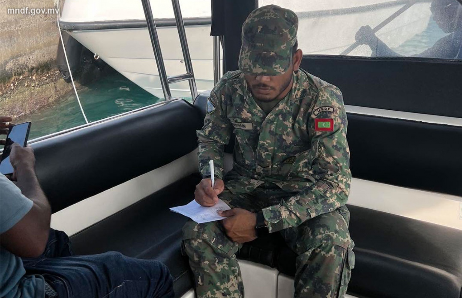 ސްކޫލު ބަންދާ ދިމާކޮށް ކަނޑު އުޅަނދުފަހަރު ޗެކްކުރުމުގެ އޮޕަރޭޝަނެއް ސިފައިން ހިންގަނީ -- ފޮޓޯ: އެމްއެންޑީއެފް