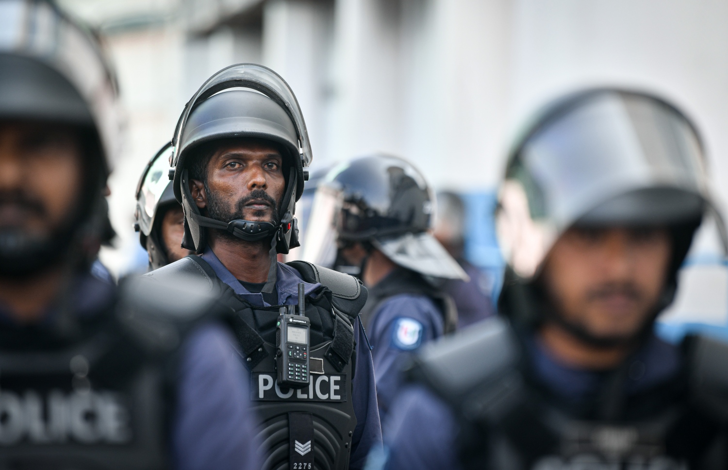 ކުރީގެ ރައީސް އަބްދުﷲ ޔާމީނަށް ހުކުމް އިއްވާތީ، ޕީޕީއެމްގެ ސަޕޯޓަރުން ކްރިމިނަލް ކޯޓު ސަރަހައްދުގައި މުޒާހަރާ ކުރަމުންދާއިރު، ފުލުހުން ހަރަކާތްތެރިވަނީ-- ފޮޓޯ: ނިޝާން އަލީ /މިހާރު