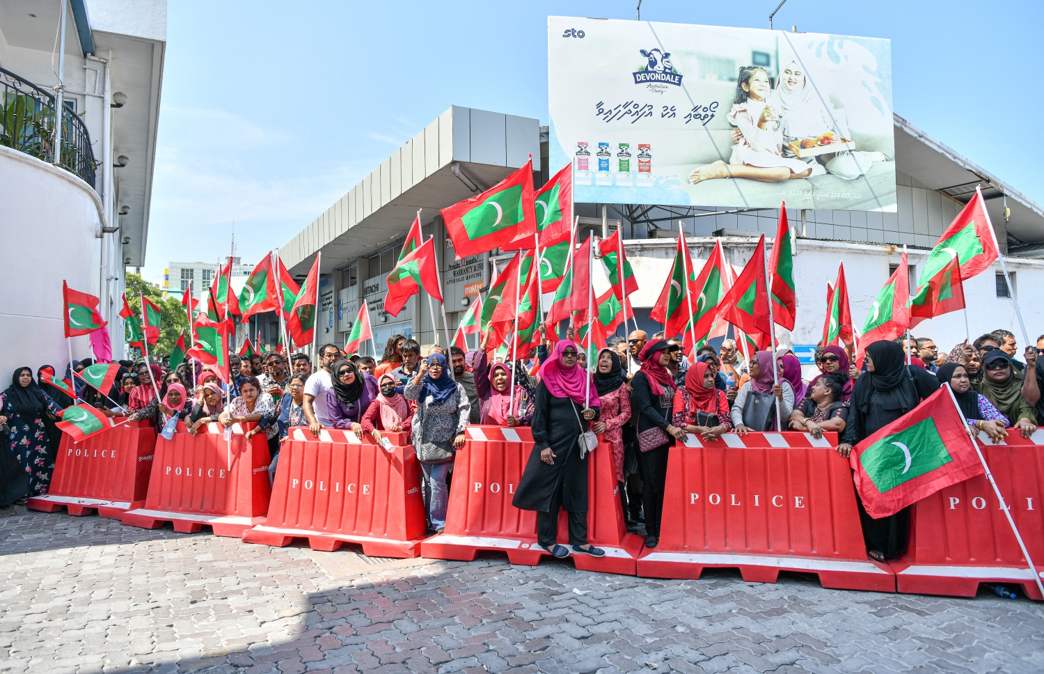 ކުރީގެ ރައީސް އަބްދުﷲ ޔާމީނަށް ހުކުމް އިއްވާތީ، ޕީޕީއެމްގެ ސަޕޯޓަރުން ކްރިމިނަލް ކޯޓު ސަރަހައްދުގައި މުޒާހަރާ ކުރަނީ-- ފޮޓޯ: ނިޝާން އަލީ /މިހާރު