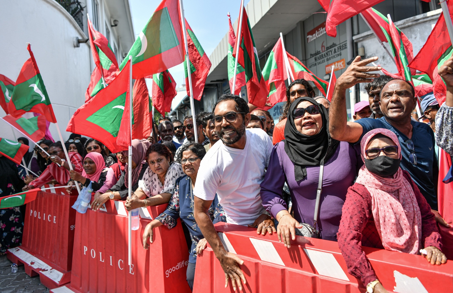 ކުރީގެ ރައީސް އަބްދުﷲ ޔާމީނަށް ހުކުމް އިއްވާތީ، ޕީޕީއެމްގެ ސަޕޯޓަރުން ކްރިމިނަލް ކޯޓު ސަރަހައްދުގައި މުޒާހަރާ ކުރަނީ-- ފޮޓޯ: ނިޝާން އަލީ /މިހާރު