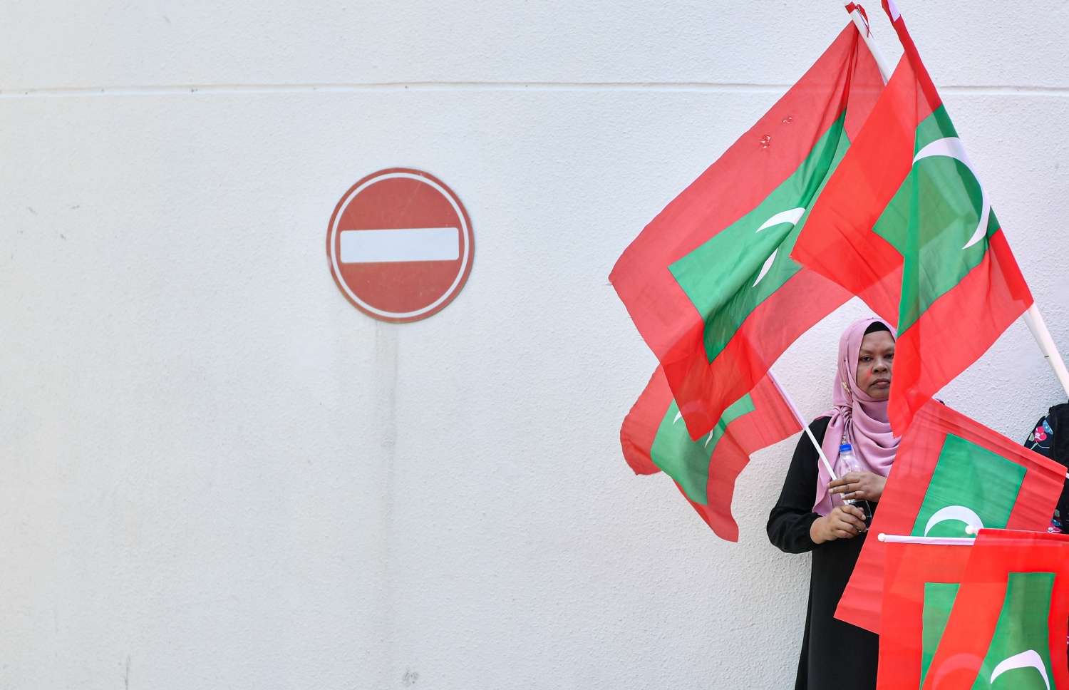 ކުރީގެ ރައީސް އަބްދުﷲ ޔާމީނަށް ހުކުމް އިއްވާތީ، ޕީޕީއެމްގެ ސަޕޯޓަރަކު ކްރިމިނަލް ކޯޓު ސަރަހައްދުގައި ދިވެހި ދިދައެއް ހިފައިގެން-- ފޮޓޯ: ނިޝާން އަލީ /މިހާރު