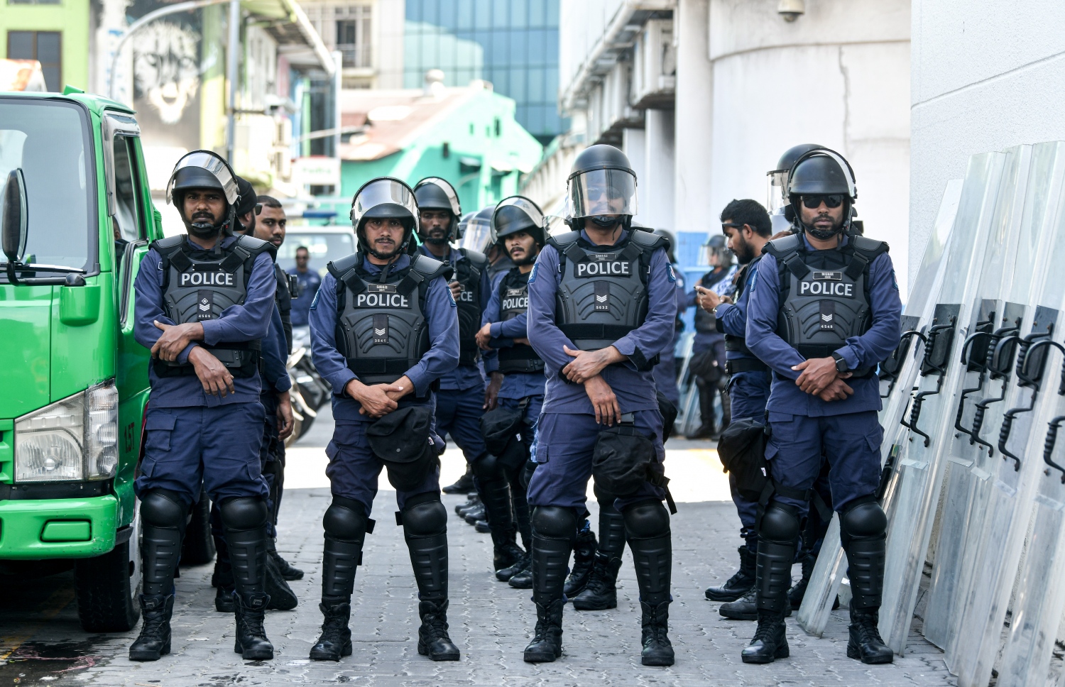 ކުރީގެ ރައީސް އަބްދުﷲ ޔާމީނަށް ހުކުމް އިއްވާތީ، ޕީޕީއެމްގެ ސަޕޯޓަރުން ކްރިމިނަލް ކޯޓު ސަރަހައްދުގައި މުޒާހަރާ ކުރަމުންދާއިރު، ފުލުހުން ހަރަކާތްތެރިވަނީ-- ފޮޓޯ: ނިޝާން އަލީ /މިހާރު