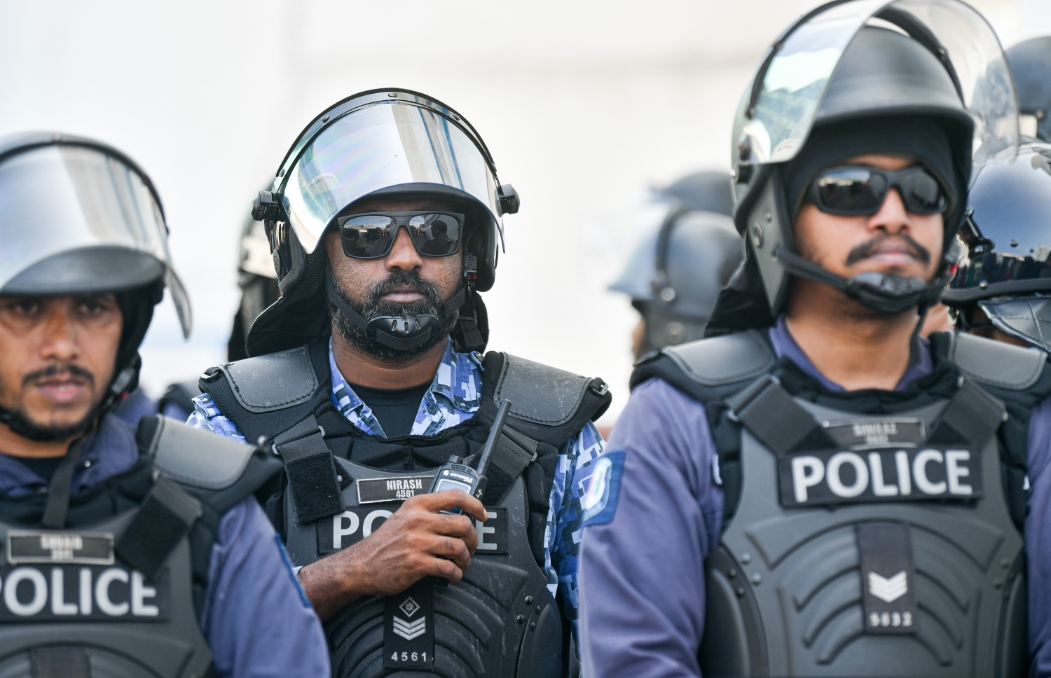 ކުރީގެ ރައީސް އަބްދުﷲ ޔާމީނަށް ހުކުމް އިއްވާތީ، ޕީޕީއެމްގެ ސަޕޯޓަރުން ކްރިމިނަލް ކޯޓު ސަރަހައްދުގައި މުޒާހަރާ ކުރަމުންދާއިރު، ފުލުހުން ހަރަކާތްތެރިވަނީ-- ފޮޓޯ: ނިޝާން އަލީ /މިހާރު