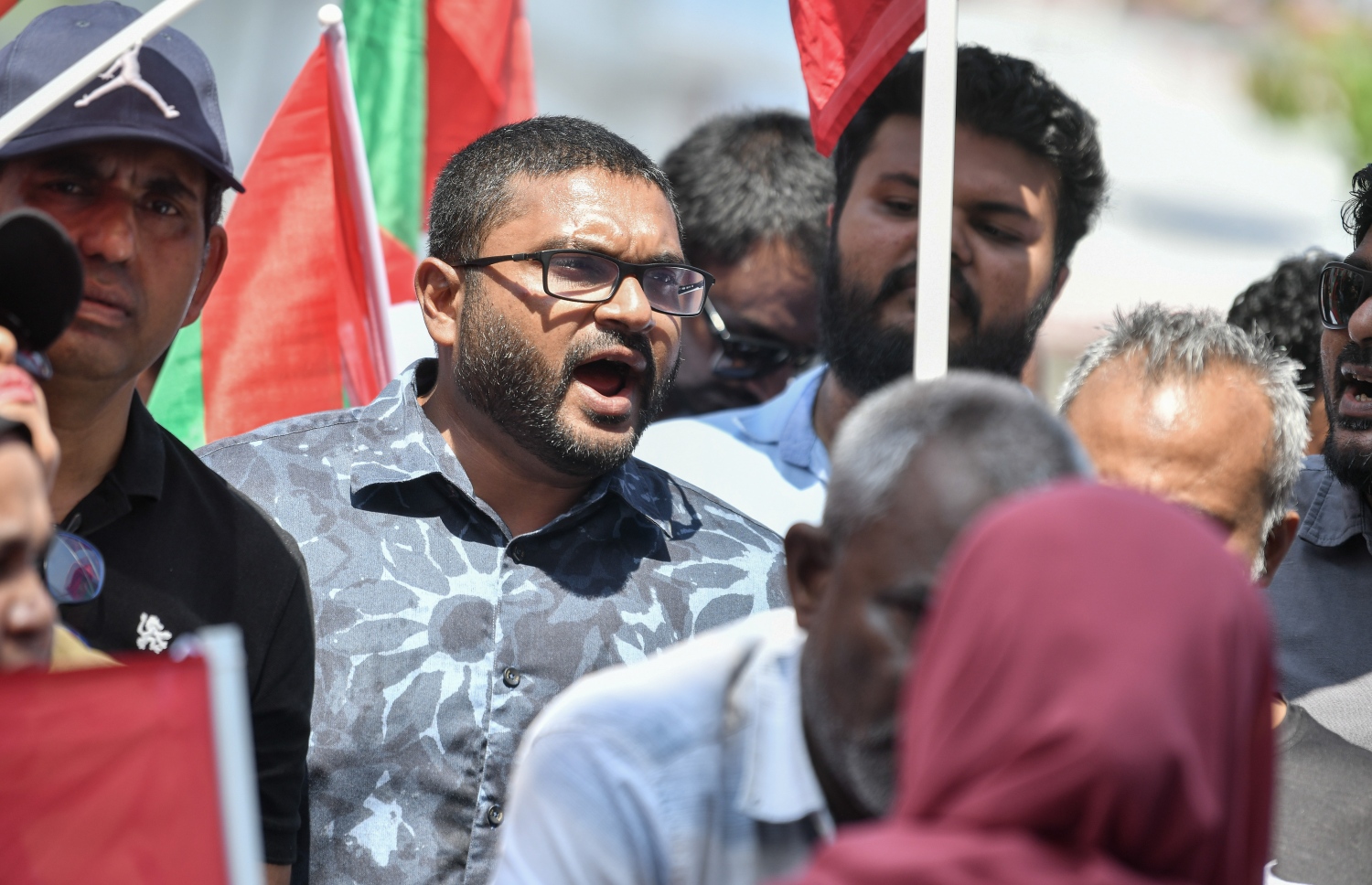 ކުރީގެ ރައީސް އަބްދުﷲ ޔާމީނަށް ހުކުމް އިއްވާތީ، ޕީޕީއެމްގެ ސަޕޯޓަރުން ކްރިމިނަލް ކޯޓު ސަރަހައްދުގައި މުޒާހަރާ ކުރަނީ-- ފޮޓޯ: ނިޝާން އަލީ /މިހާރު