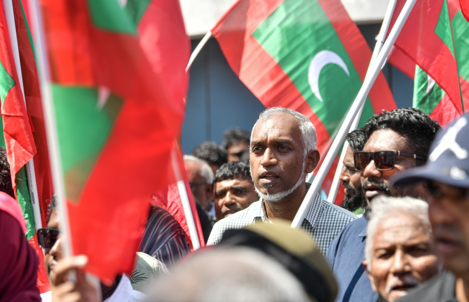 ކުރީގެ ރައީސް އަބްދުﷲ ޔާމީނަށް ހުކުމް އިއްވާތީ، ޕީޕީއެމްގެ ސަޕޯޓަރުން ކްރިމިނަލް ކޯޓު ސަރަހައްދުގައި ކުރަމުންދާ މުޒާހަރާގައި ސިޓީ ކައުންސިލްގެ މޭޔަރު މުހައްމަދު މުއިއްޒު ބައިވެރިވެ ވަޑައިގަންނަވަނީ-- ފޮޓޯ: ނިޝާން އަލީ /މިހާރު