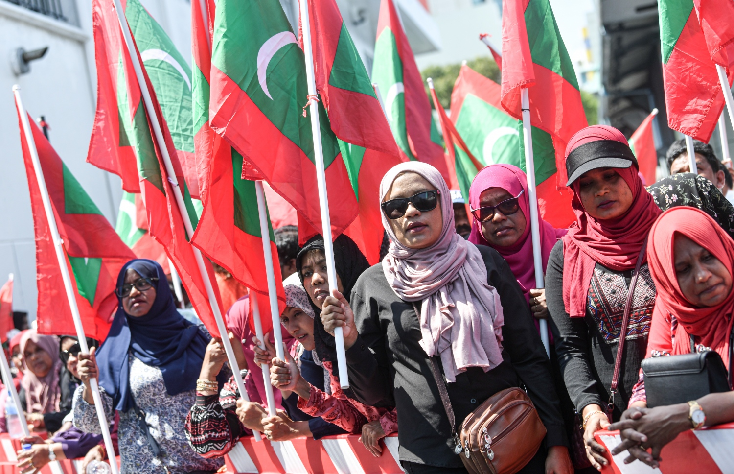 ކުރީގެ ރައީސް އަބްދުﷲ ޔާމީނަށް ހުކުމް އިއްވާތީ، ޕީޕީއެމްގެ ސަޕޯޓަރުން ކްރިމިނަލް ކޯޓު ސަރަހައްދުގައި މުޒާހަރާ ކުރަނީ-- ފޮޓޯ: ނިޝާން އަލީ /މިހާރު