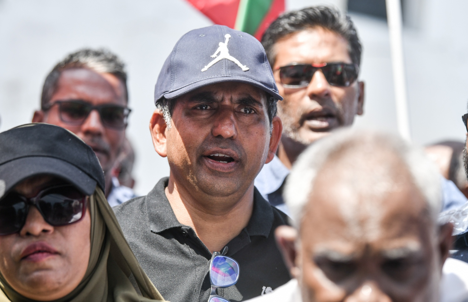 ކުރީގެ ރައީސް އަބްދުﷲ ޔާމީނަށް ހުކުމް އިއްވާތީ، ޕީއެންސީގެ ނާއިބް ރައީސް މުހައްމަދު ސާއިދު އަދި ޕީޕީއެމްގެ ސަޕޯޓަރުން ކްރިމިނަލް ކޯޓު ސަރަހައްދުގައި މުޒާހަރާ ކުރަނީ-- ފޮޓޯ: ނިޝާން އަލީ /މިހާރު