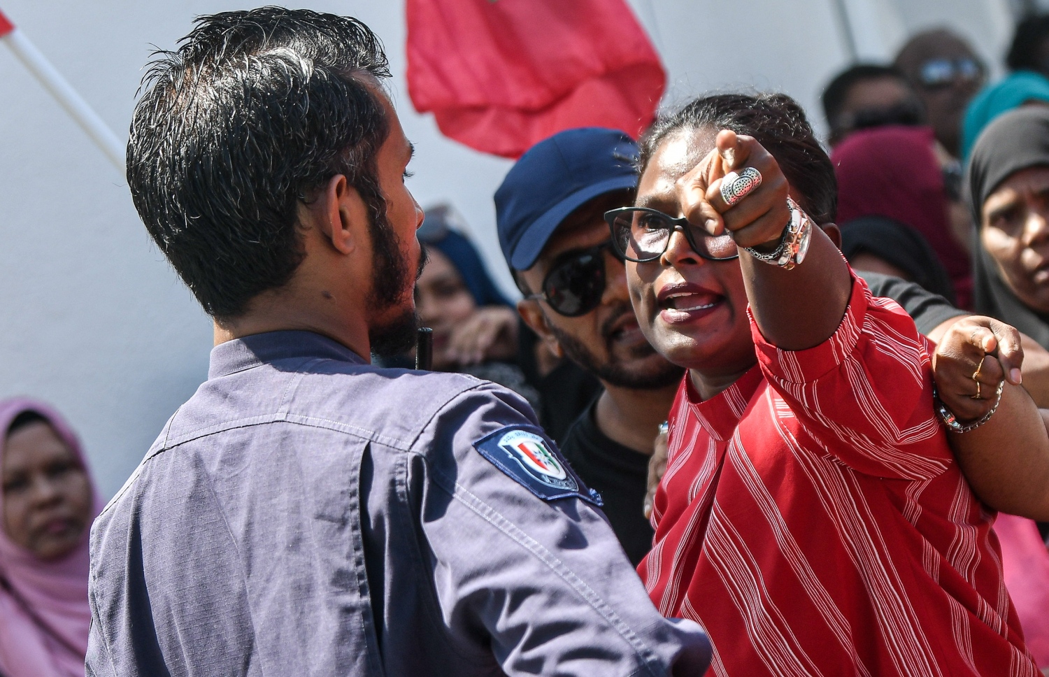 ކުރީގެ ރައީސް އަބްދުﷲ ޔާމީނަށް ހުކުމް އިއްވާތީ، ޕީޕީއެމްގެ ސަޕޯޓަރުން ކްރިމިނަލް ކޯޓު ސަރަހައްދުގައި މުޒާހަރާ ކުރަމުންދާއިރު، ފުލުހުން ހަރަކާތްތެރިވަނީ-- ފޮޓޯ: ނިޝާން އަލީ /މިހާރު