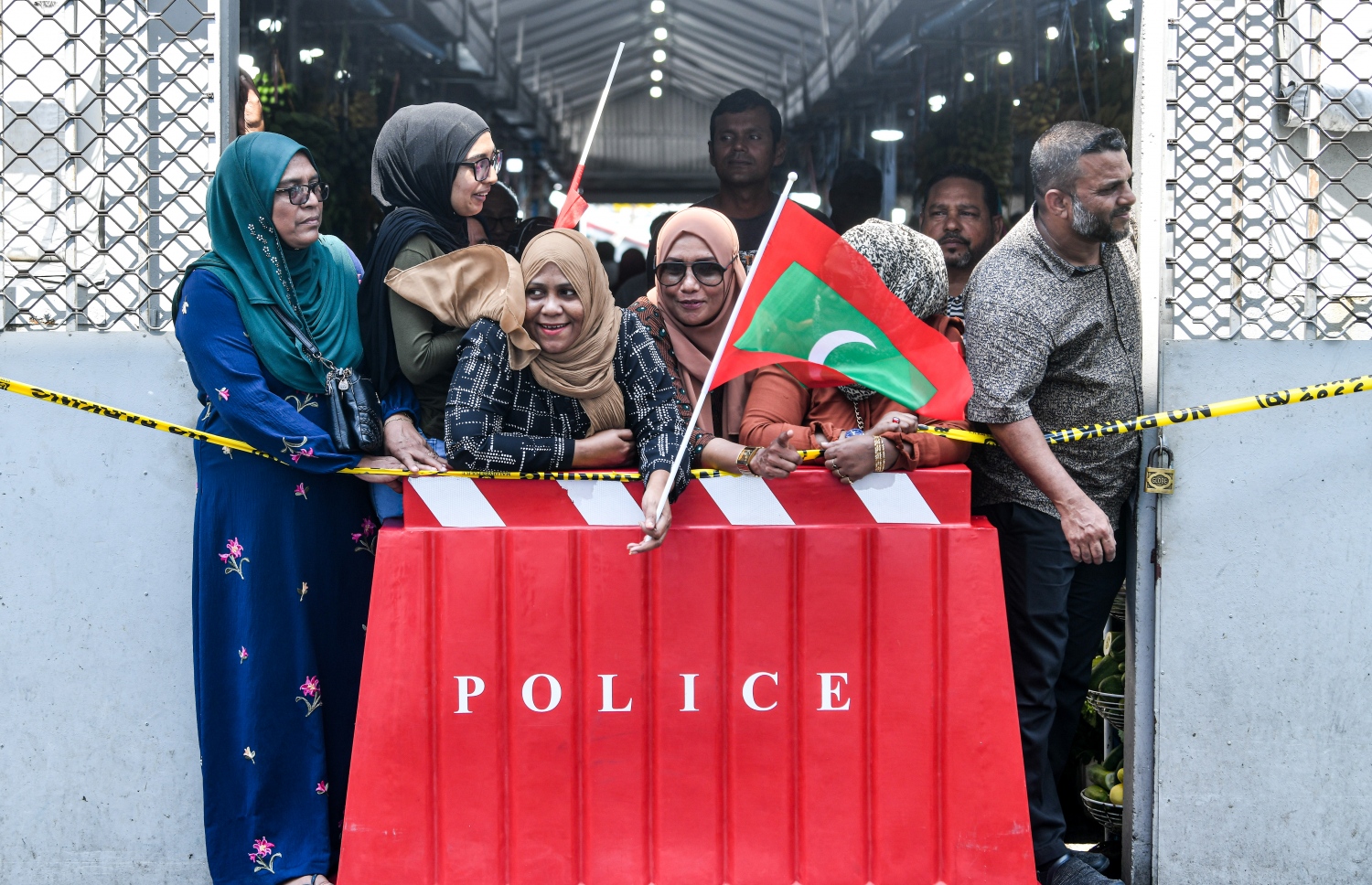 ކުރީގެ ރައީސް އަބްދުﷲ ޔާމީނަށް ހުކުމް އިއްވާތީ، ޕީޕީއެމްގެ ސަޕޯޓަރުން ކްރިމިނަލް ކޯޓު ސަރަހައްދުގައި -- ފޮޓޯ: ނިޝާން އަލީ /މިހާރު