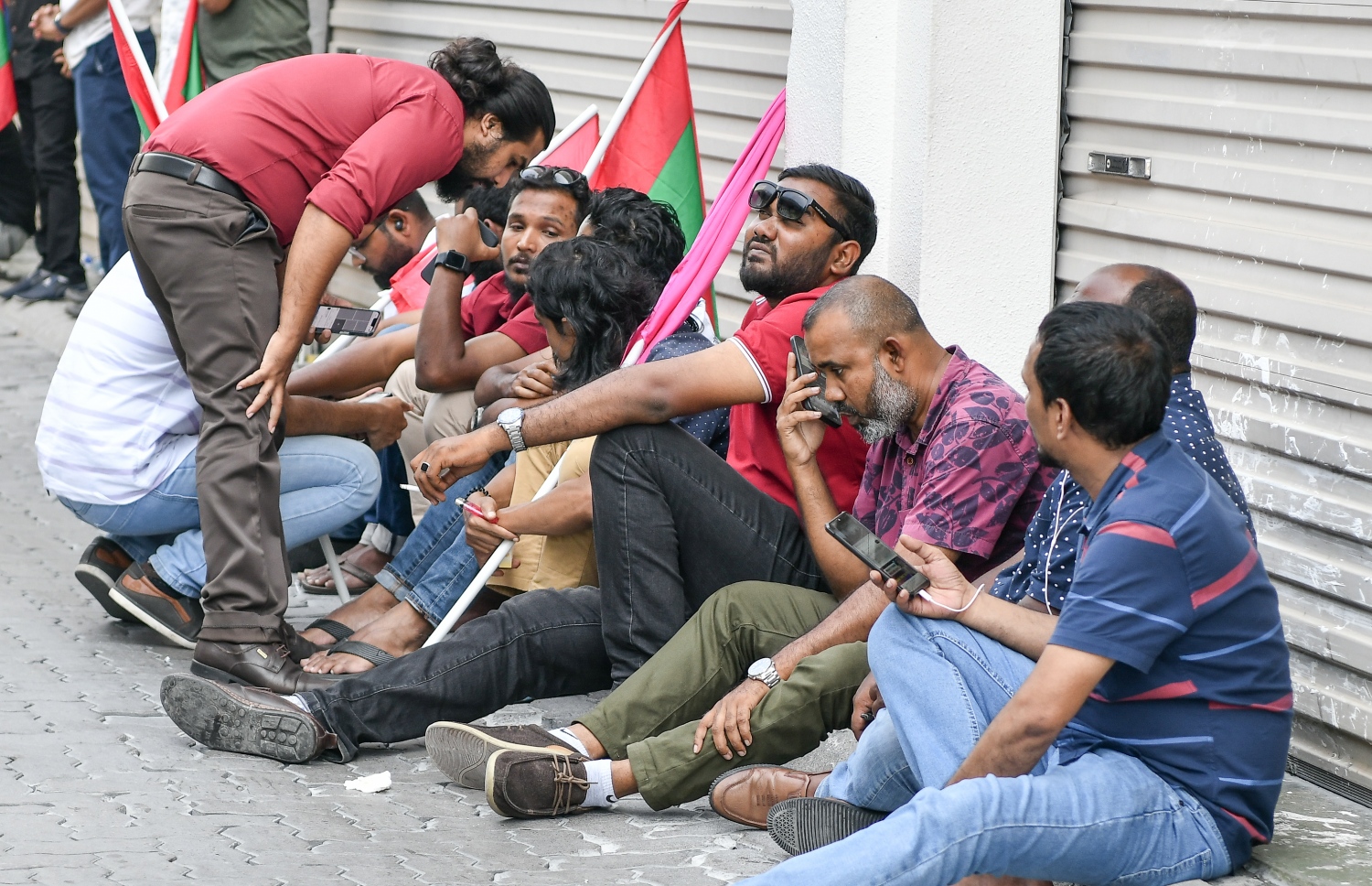 ކުރީގެ ރައީސް އަބްދުﷲ ޔާމީންގެ މައްޗަށް ކުށް ސާބިތުވާ ކަމަށް ކްރިމިނަލް ކޯޓުން ހުކުމް ކުރުމަށް ބޭއްވި ޝަރީއަތުގައި، ޕީއެންސީ އާއި ޕީޕީއެމްގެ ސަޕޯޓަރުން ކޯޓު ކައިރީގައި.---ފޮޓޯ: ނިޝާން އަލީ| މިހާރު