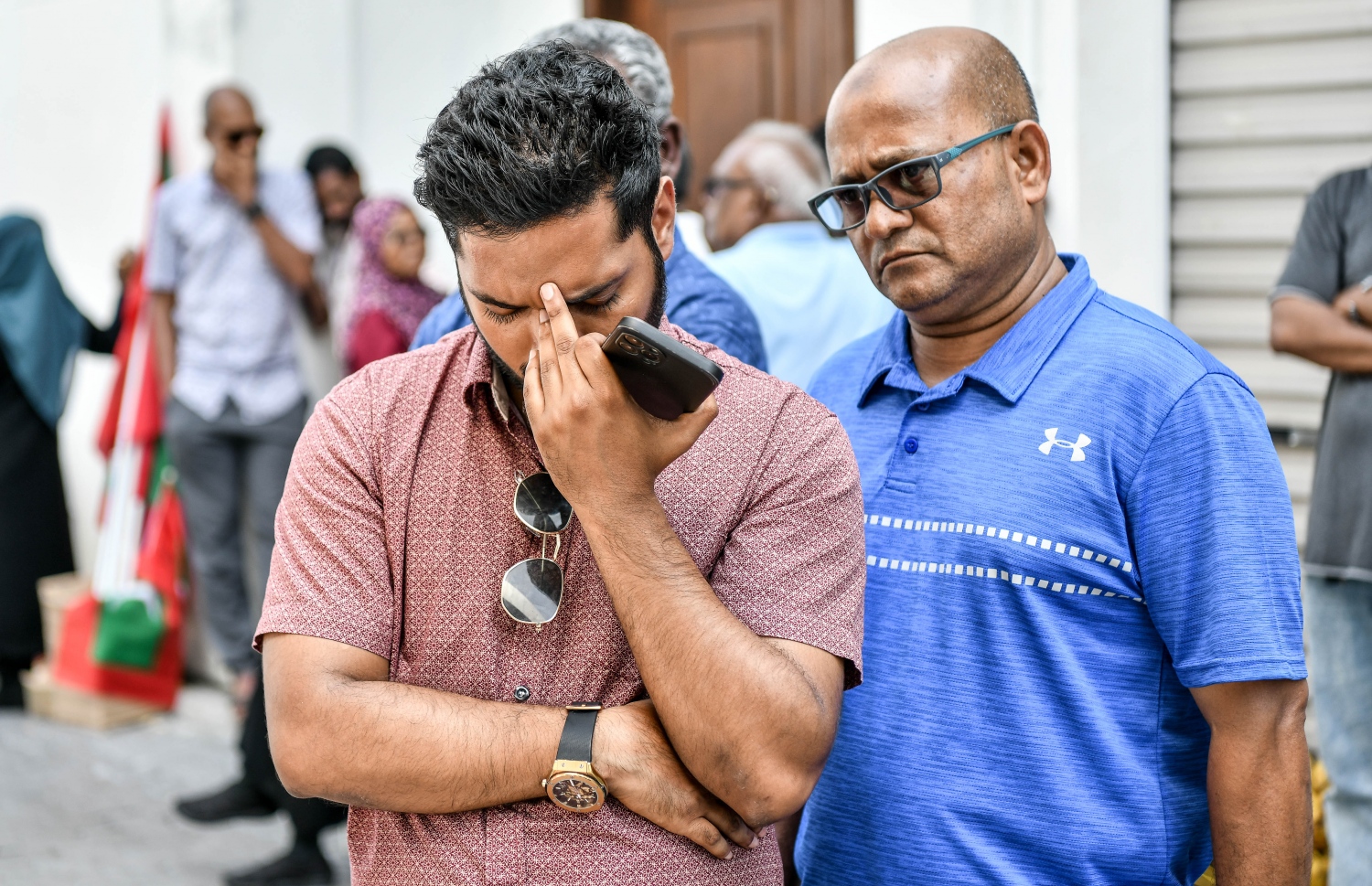 ކުރީގެ ރައީސް އަބްދުﷲ ޔާމީންގެ މައްޗަށް ކުރި ހުކުމްް އިއްވަމުން ދިޔަ އިރު ކްރިމިނަލް ކޯޓު ބޭރުގައި ސަޕޯޓަރުން ހުކުމް ލައިވްކޮށް އަޑުއަހަނީ .---ފޮޓޯ: ނިޝާން އަލީ| މިހާރު