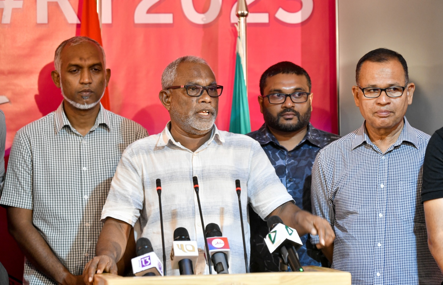 ޔާމީންގެ މައްޗަށް މަނީ ލޯންޑަރިން އާއި ރިޝްވަތުގެ ކުށް ސާބިތުވުމަށް ފަހު އެ ޕާޓީގެ ލީޑަޝިޕުގެ ފަރާތުން އަބްދުއްރަހީމް ނޫސްވެރިންގެ ސުވާލުތަކަށް ޖަވާބު ދެއްވަނީ.