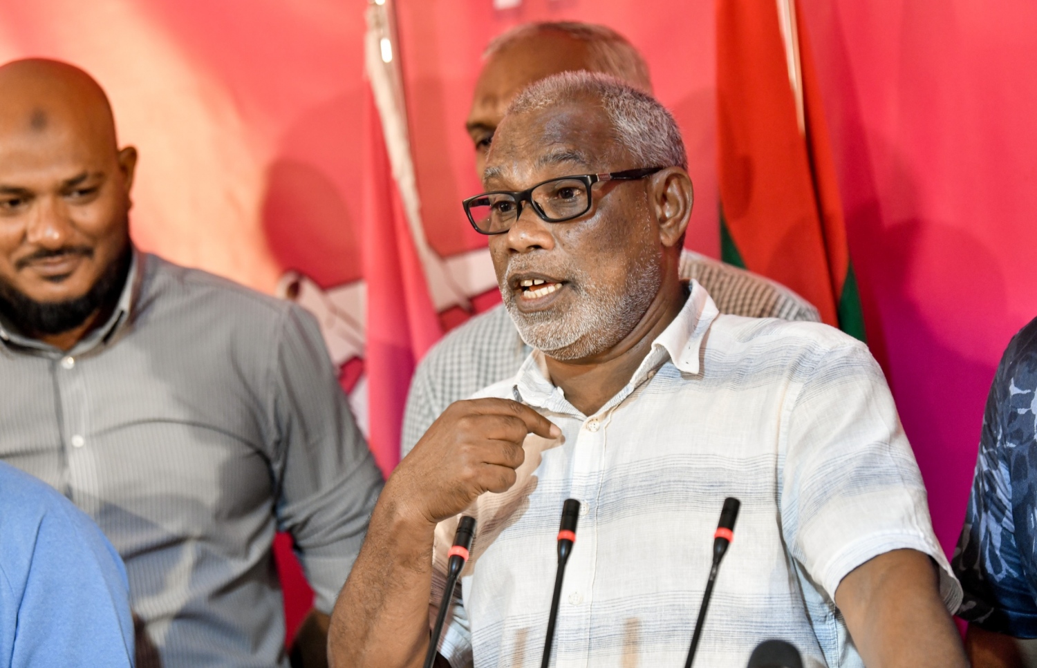 މިއަދުގެ ނޫސްވެރިންގެ ބައްދަލުވުމުގައި އަދުރޭ ވާހަކަ ދައްކަވަނީ.---ފޮޓޯ: ނިޝާން އަލީ| މިހާރު