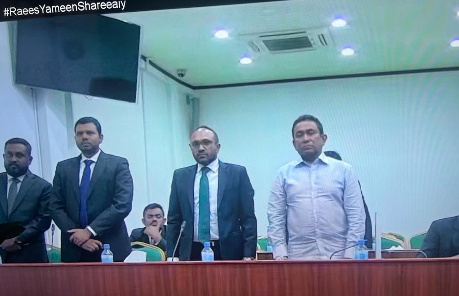 ޔާމީން މައްޗަށް މިއަދު ހުކުމް އިއްވާއިރު، އެ މަނިކުފާނާއި ތިން ވަކީލުން އަރިހުގައި.