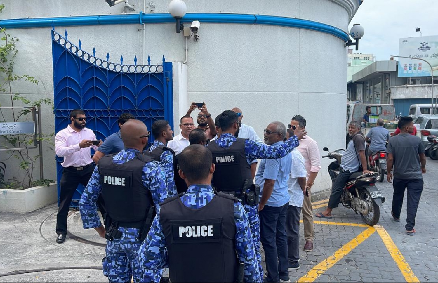 އިދިކޮޅު ލީޑަރު ޔާމީން 11 އަހަރަށް ޖަލަށްލާން ކުރި ހުކުމް ކޯޓުން ނުދޭތީ ކަންބޮޑުވުން ފާޅުކޮށް އިދިކޮޅުގެ އިސްވެރިން ކޯޓު ބޭޜުގައި