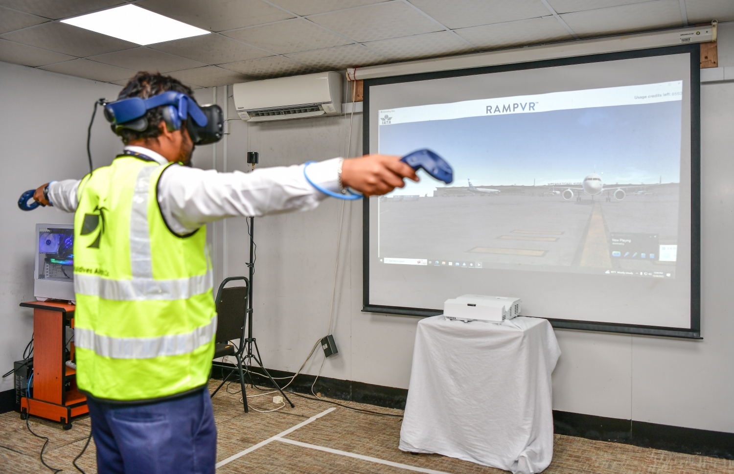 ވީއާރް މެދުވެރިކޮށް ބޯޓެއް އޭޕްރަންއާ ގާތްކުރާނެ އިރުޝާދުތައްދެނީ. ކުރިން މިކަން ކުރަން ޖެހެނީ އެއާސައިޑުގައި އޮޕަރޭޝަންތައް ކުރިއަށްދާ ވަގުތުތަކުގައި-- ފޮޓޯ: ނިޝާން އަލީ/މިހާރު