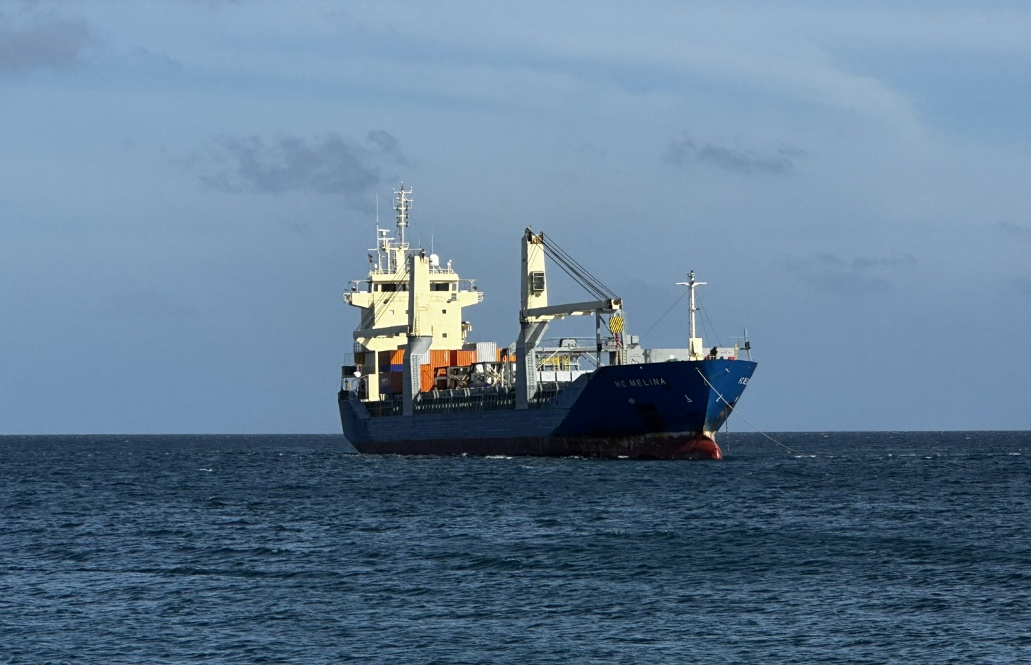 އައްޑޫގެ ބިން ހިއްކުމަށް ބޭނުންވާ ސާމާނު ގެންދިޔަ އާގު ބޯޓު ސ. ހިތަދޫގައި ބަނދަރުކުރަން ދަނީ -- ފޮޓޯ: ހިތަދޫ ޕޯޓް ލިމިޑެޓް