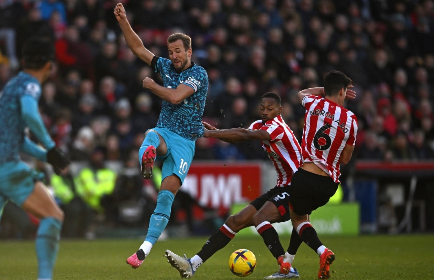 ޓޮޓެންހަމާއި ބްރެންޓްފޯޑް ބައްދަލުކުރި މެޗުގައި ކޭން، ހަމަލާއެއް ފޮނުވާލަނީ. -- ފޮޓޯ: އޭއެފްޕީ