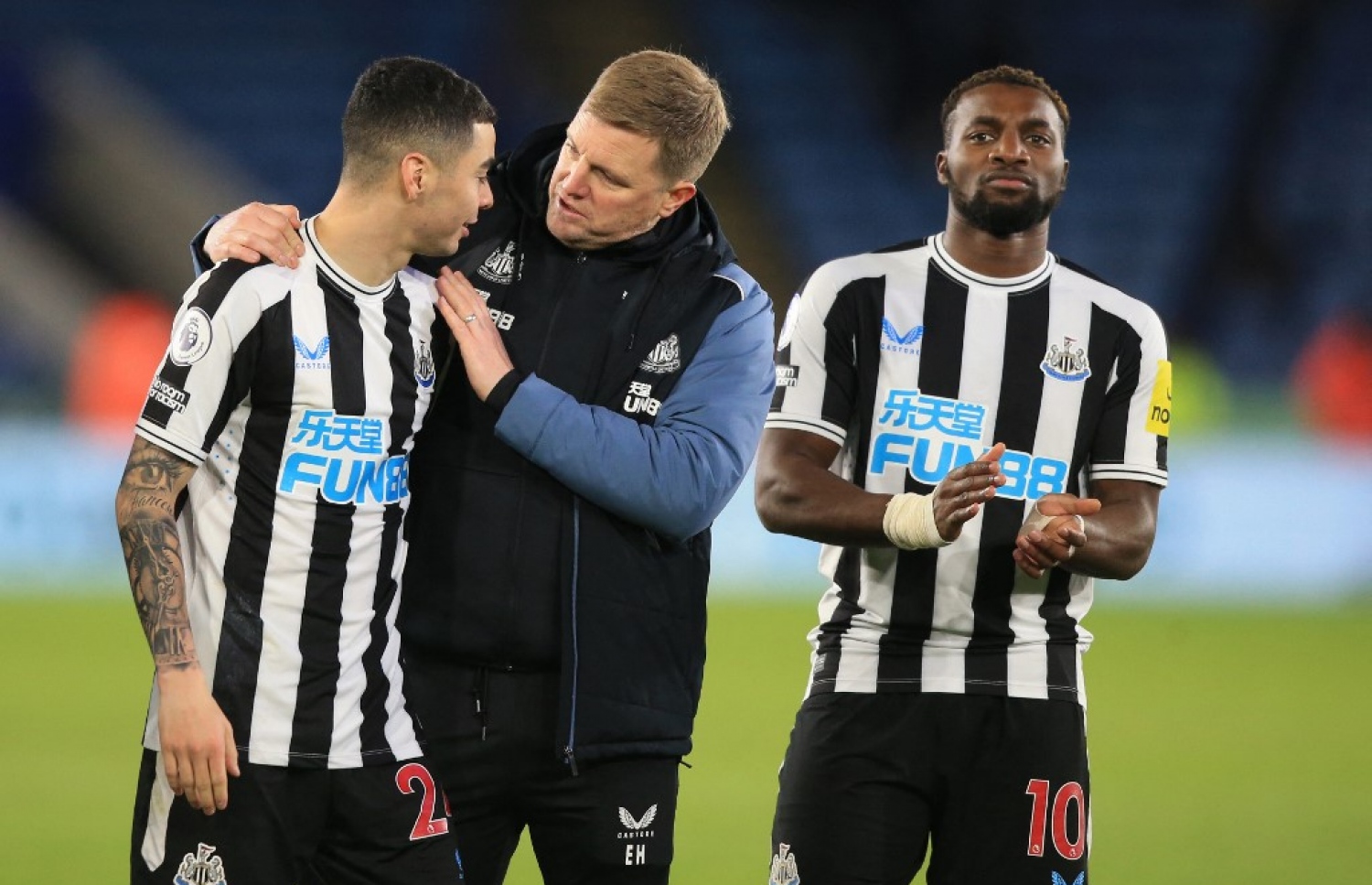 މެޗަށް ފަހު ނިއުކާސަލްގެ ކޯޗު އެޑީ ހޯވް، އަލްމިރޯން އާއެކު. -- ފޮޓޯ: އޭއެފްޕީ