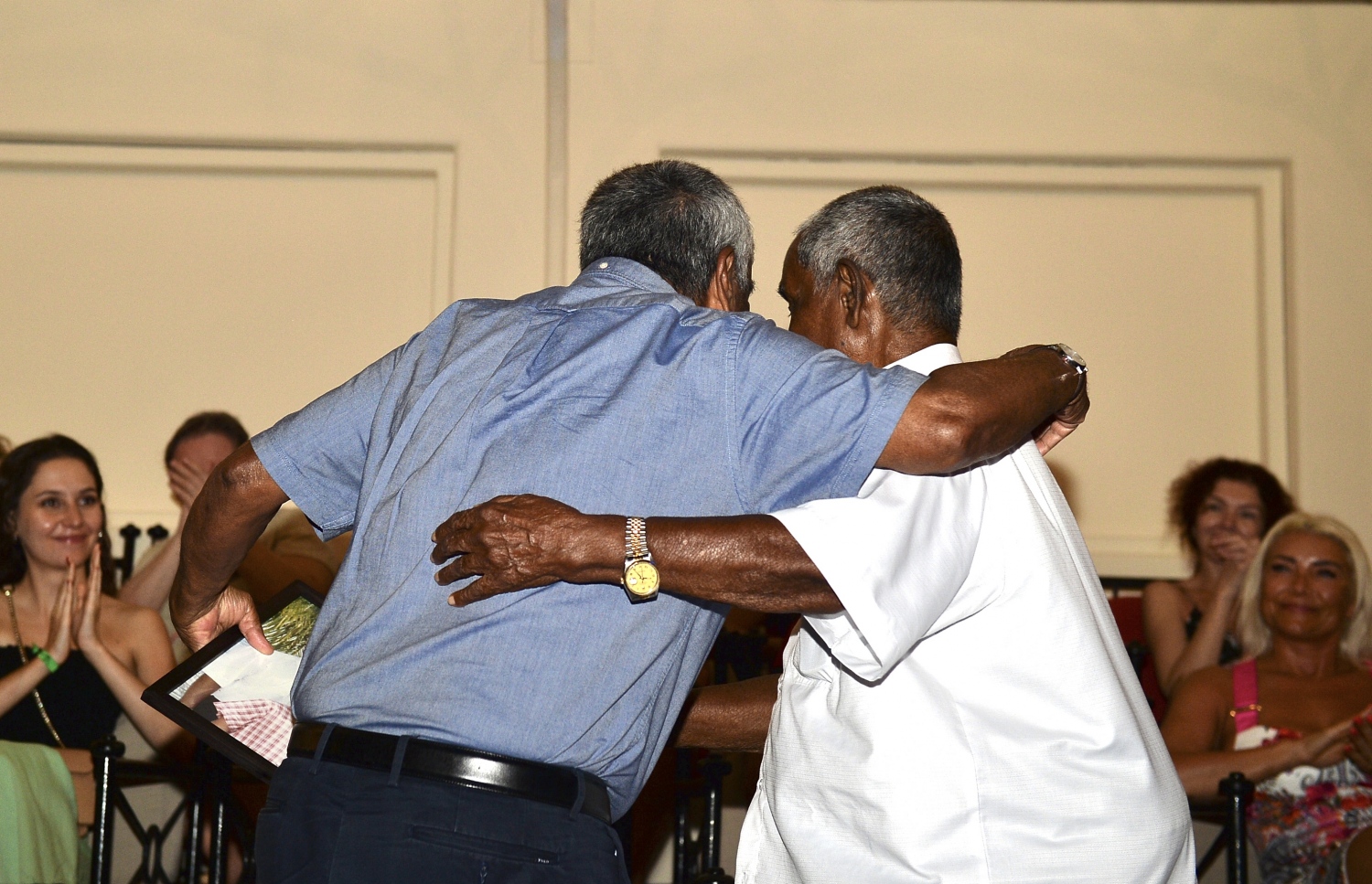 އުއްޗުގެ އުފަން ދުވަހުގެ ހަފުލާގެ ތެރެއިން، އުއްޗު އާއި އޭނާގެ ކޮއްކޮ ޗަމްޕާ އަފީފު ބައްދާލައްވަނީ: އާއިލީ ގުޅުމުގެ އިތުރުން ވިޔަފާރީގައި ވެސް ދެ ބޭފުޅުންގެ އޮންނަ ގާތް ގުޅުން އުއްޗުގެ އުފަން ދުވަހުގެ ހަފުލާގައި ފާހަގަކުރި.---ފޮޓޯ: އެލީޒް