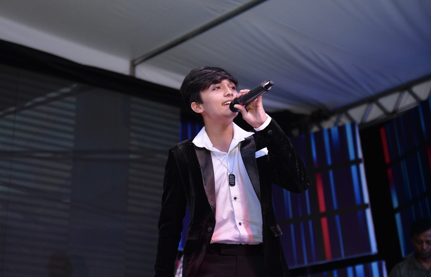 ރާއްޖޭގެ ޓޫރިޒަމް ދާއިރާގައި އެންމެ ކާމިޔާބު އެއް ވިޔަފާރިވެރިޔާ ޗަމްޕާ މުހައްމަދު މޫސާ (އުއްޗު) ގެ އުފަން ދުވަސް ފާހަގަކުރުމަށްޓަކައި އޭނާ ގެނައި އިންޑިއާގެ 14 އަހަރުގެ ލަވަކިޔުންތެރިޔާ މުހައްމަދު ފާއިޒް، އުއްޗުގެ އުފަން ދުވަސް ފާހަގަކުރުމަށް ކުރެއްދޫ ރިސޯޓުގައި ބޭއްވި ހަފުލާގައި ލަވައެއް ހުށަހަޅައި ދެނީ: އުއްޗުއަކީ އިހުގެ ލަވަތަކަށް ލޯބި ކުރައްވާ އަދި ޅެން ވެސް ހައްދަވާ ބޭފުޅެއް.---ފޮޓޯ: އެލީޒް