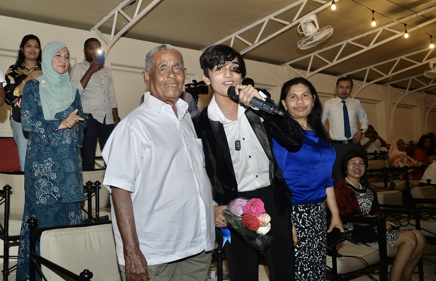 ޗަމްޕާ މުހައްމަދު މޫސާ (އުއްޗު) ގެ އުފަން ދުވަހުގެ ހަފުލާ އަށް ގެނައި އިންޑިއާގެ 14 އަހަރުގެ ލަވަކިޔުންތެރިޔާ މުހައްމަދު ފާއިޒުގެ ޝޯ ނިންމާލުމަށް ފަހު، އުއްޗު އަށް އުފަން ދުވަހުގެ ތަހުނިޔާ ކިޔަނީ.---ފޮޓޯ: އެލީޒް