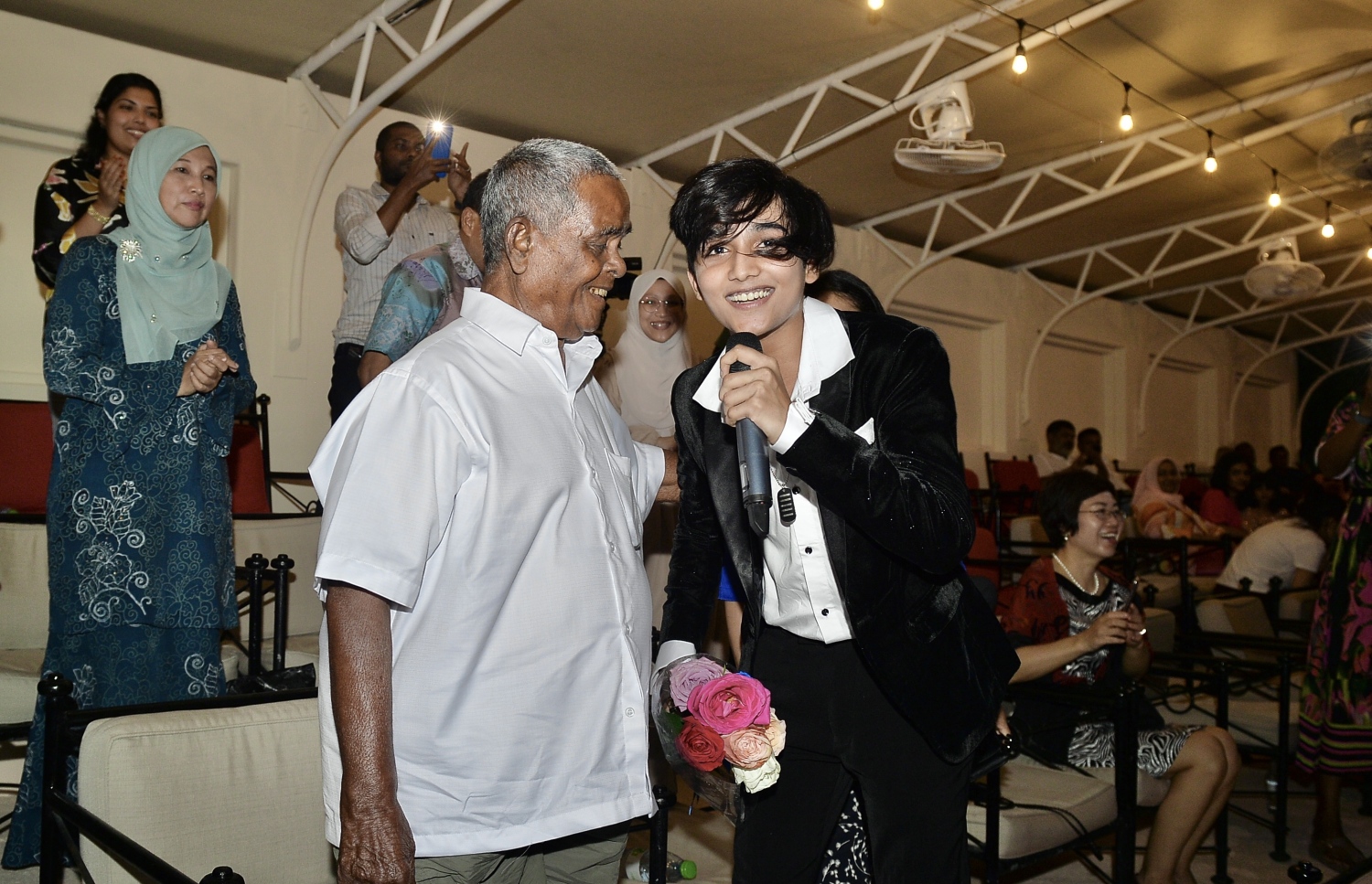 ޗަމްޕާ މުހައްމަދު މޫސާ (އުއްޗު) ގެ އުފަން ދުވަހުގެ ހަފުލާ އަށް ގެނައި އިންޑިއާގެ 14 އަހަރުގެ ލަވަކިޔުންތެރިޔާ މުހައްމަދު ފާއިޒުގެ ޝޯ ނިންމާލުމަށް ފަހު، އޭނާ އުއްޗު އަށް އުފަން ދުވަހުގެ ތަހުނިޔާ ކިޔަނީ.---ފޮޓޯ: އެލީޒް