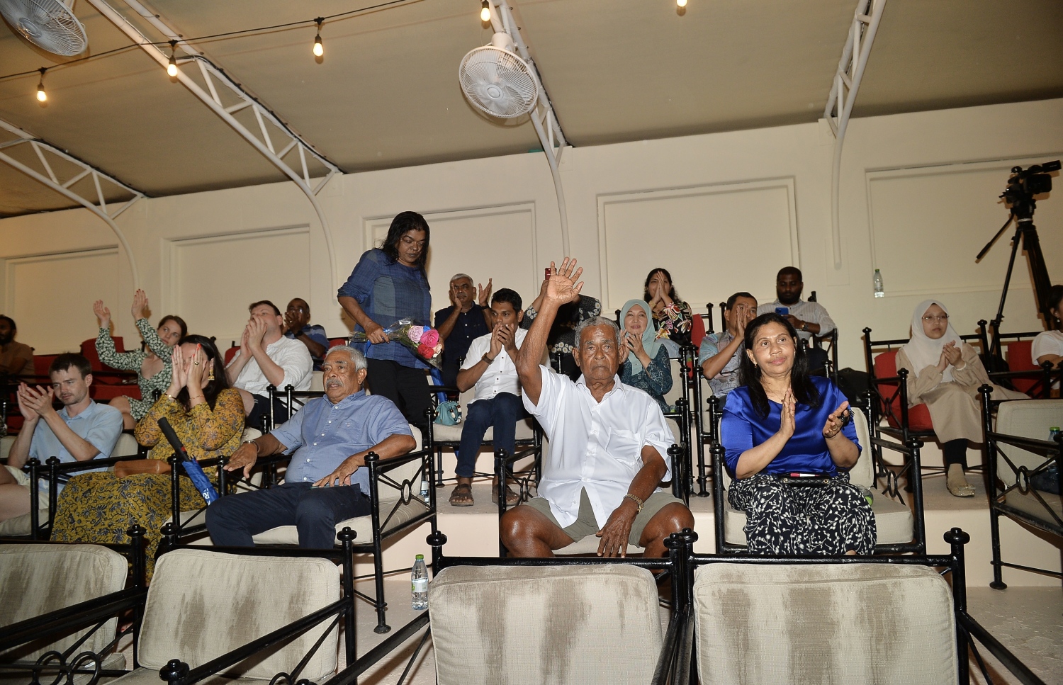 ޗަމްޕާ މުހައްމަދު މޫސާ (އުއްޗު) ގެ އުފަން ދުވަހުގެ ހަފުލާގައި ހުށަހެޅި ޝޯ އޭނާ ބައްލަވަނީ.---ފޮޓޯ: އެލީޒް