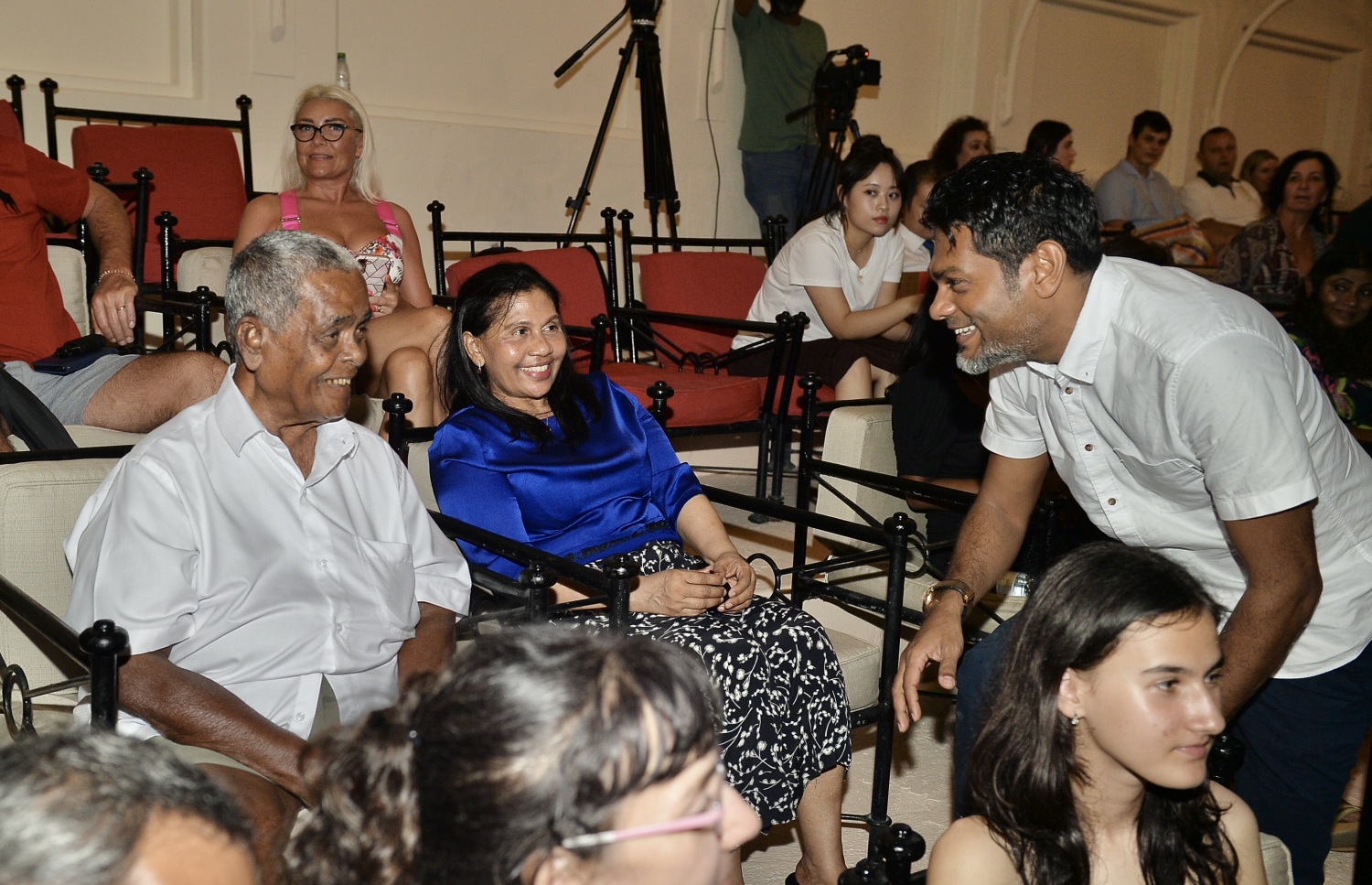 ޓޫރިޒަމްގައި އެންމެ ބޮޑު ކާމިޔާބީއެއް ހޯއްދެވި އެއް ވިޔަފާރިވެރިޔާ މުހައްމަދު މޫސާ (އުއްޗު) ގެ މި އަހަރުގެ އުފަން ދުވަހުގެ ހަފުލާ އަށް ކުރެއްދޫ ރިސޯޓަށް ވަޑައިގެންނެވި، އެސްޓީއޯގެ އެމްޑީ ހުސައިން އަމުރު، އުއްޗުއާ ވާހަކަ ދައްކަވަނީ.---ފޮޓޯ: އެލީޒް