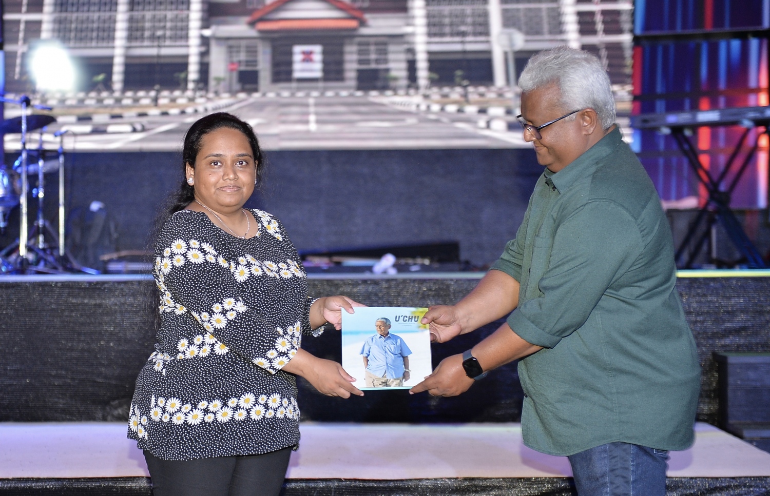 ޗަމްޕާ މުހައްމަދު މޫސާ (އުއްޗު) ގެ ވިޔަފާރީގެ ކާމިޔާބީތަކުގެ މައްޗަށް ލިޔެފައިވާ ފޮތެއް އުއްޗުގެ ދަރިކަނބަލަކާ ސަން ސިޔާމް މީޑިއާގެ ސީއޯއޯ މުހައްމަދު އާސިފް (މޮންދު) ހަވާލު ކުރައްވަނީ.---ފޮޓޯ: އެލީޒް