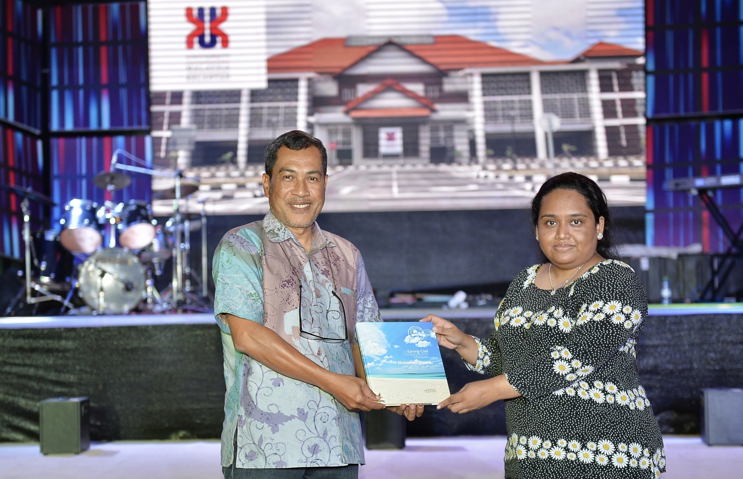 ޗަމްޕާ މުހައްމަދު މޫސާ (އުއްޗު) ގެ ވިޔަފާރީގެ ކާމިޔާބީތަކުގެ މައްޗަށް މެލޭޝިއާގެ ކެލަންޓަން ޔުނިވާސިޓީގެ ޕްރޮފެސަރެއް ކަމަށްވާ މުހައްމަދު ރަފީ ޔަގޫބު ތައްޔާރު ކުރެއްވި ފޮތެއް އުއްޗުގެ ދަރިކަނބަލަކާ ހަވާލު ކުރައްވަނީ: މި ފޮތް ހަވާލު ރަސްމީކޮށް އުއްޗު އަށް އެރުވުމަށާއި އުއްޗުގެ އުފަން ދުވަހުގެ ހަފުލާ އަށް ރަފީ ޔަގޫބު (ވ) ވެސް ރާއްޖެ ވަޑައިގެންނެވި.---ފޮޓޯ: އެލީޒް