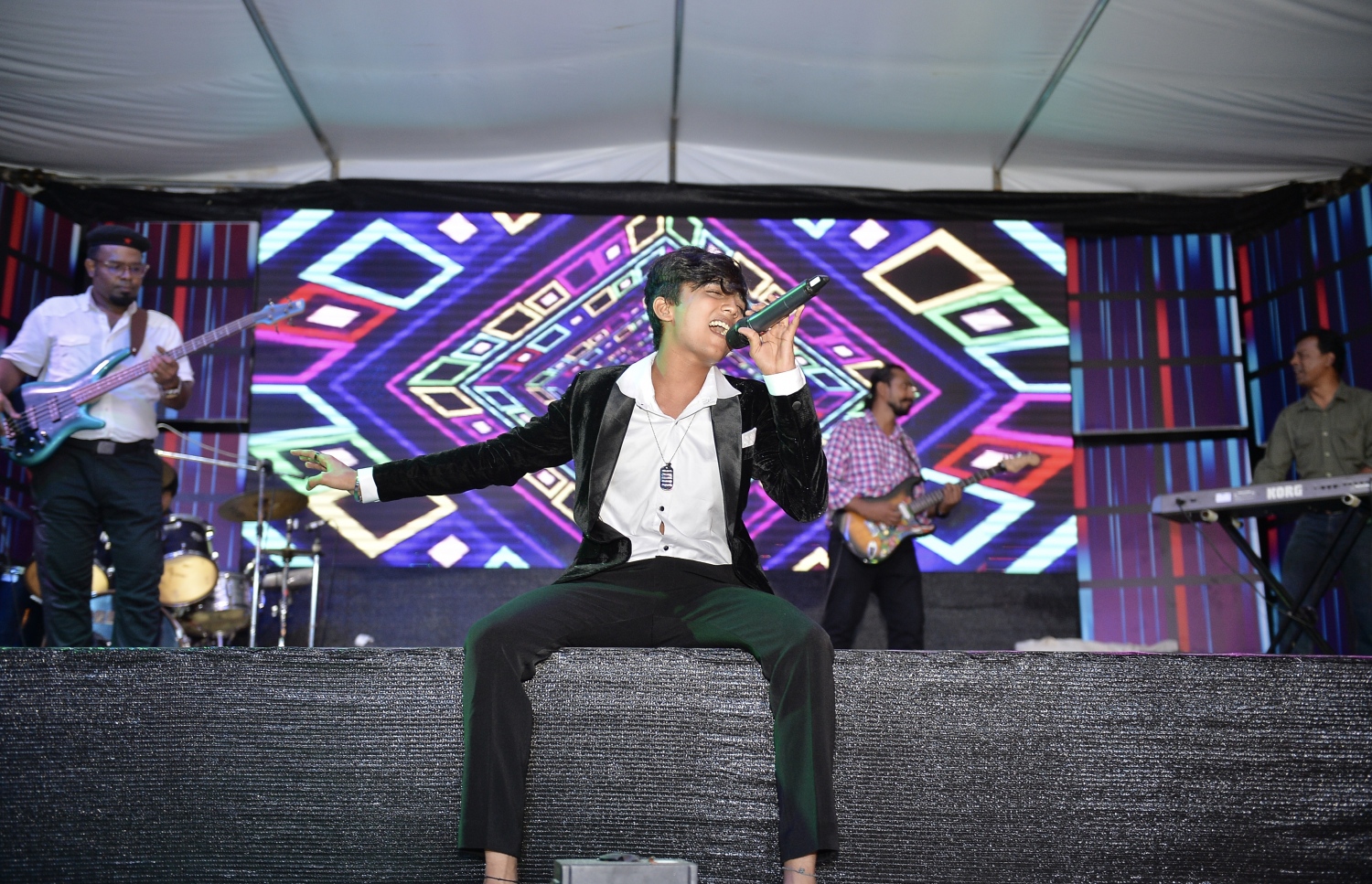 ރާއްޖޭގެ ޓޫރިޒަމް ދާއިރާގައި އެންމެ ކާމިޔާބު އެއް ވިޔަފާރިވެރިޔާ ޗަމްޕާ މުހައްމަދު މޫސާ (އުއްޗު) ގެ އުފަން ދުވަސް ފާހަގަކުރުމަށްޓަކައި އޭނާ ގެނައި އިންޑިއާގެ 14 އަހަރުގެ ލަވަކިޔުންތެރިޔާ މުހައްމަދު ފާއިޒް، އުއްޗުގެ އުފަން ދުވަސް ފާހަގަކުރުމަށް ކުރެއްދޫ ރިސޯޓުގައި ބޭއްވި ހަފުލާގައި ލަވައެއް ހުށަހަޅައި ދެނީ: މި ޝޯގައި އޭނާ އަށް ބޮޑު ތަރުހީބެއް ލިބުނު.---ފޮޓޯ: އެލީޒް