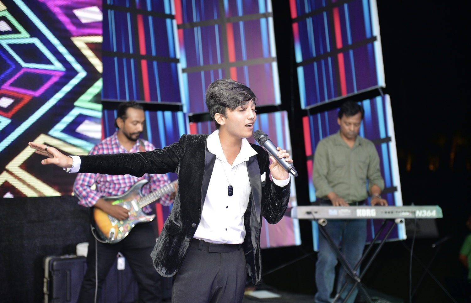 ރާއްޖޭގެ ޓޫރިޒަމް ދާއިރާގައި އެންމެ ކާމިޔާބު އެއް ވިޔަފާރިވެރިޔާ ޗަމްޕާ މުހައްމަދު މޫސާ (އުއްޗު) ގެ އުފަން ދުވަސް ފާހަގަކުރުމަށްޓަކައި އޭނާ ގެނައި އިންޑިއާގެ 14 އަހަރުގެ ލަވަކިޔުންތެރިޔާ މުހައްމަދު ފާއިޒް، އުއްޗުގެ އުފަން ދުވަސް ފާހަގަކުރުމަށް ކުރެއްދޫ ރިސޯޓުގައި ބޭއްވި ހަފުލާގައި ލަވައެއް ހުށަހަޅައި ދެނީ: އުއްޗުއަކީ އިހުގެ ލަވަތަކަށް ލޯބި ކުރައްވާ އަދި ޅެން ވެސް ހައްދަވާ ބޭފުޅެއް.---ފޮޓޯ: އެލީޒް