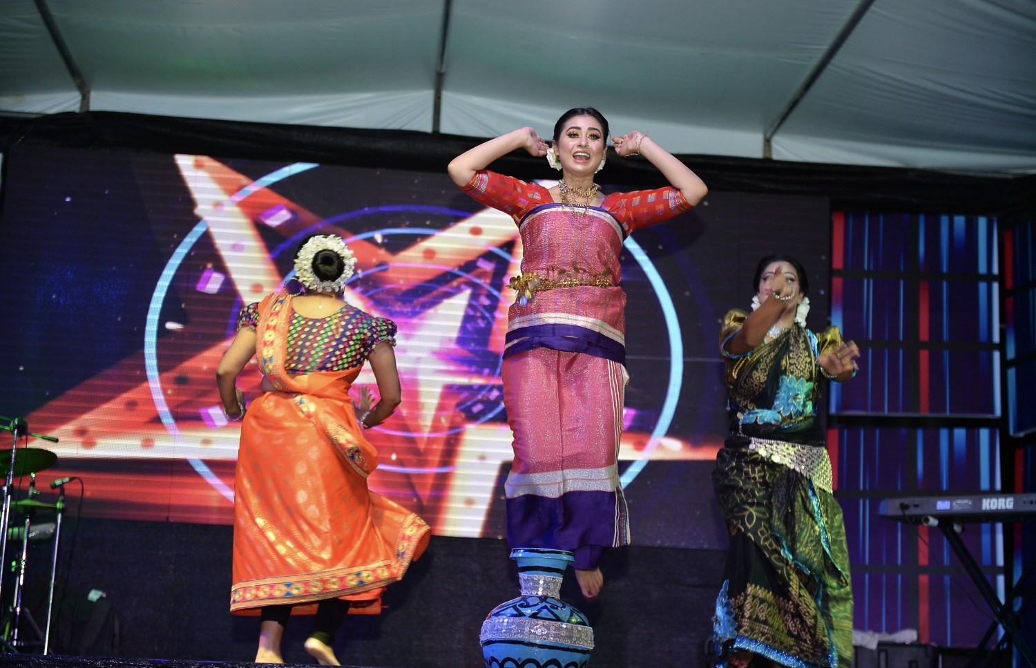 ރާއްޖޭގެ އެންމެ މުއްސަނދި އެއް ވިޔަފާރިވެރިޔާ ޗަމްޕާ މުހައްމަދު މޫސާ (އުއްޗު) ގެ އުފަން ދުވަސް ފާހަގަކުރުމަށް ކުރެއްދޫ ރިސޯޓުގައި ބޭއްވި ޝޯގައި ބަންގްލަދޭޝްގެ ބޭންޑަކުން ލަވައެއް ހުށަހަޅަނީ: އުއްޗުއަކީ ލަވަތަކަށް ވަރަށް ބޮޑަށް ލޯބި ކުރައްވާ ބޭފުޅެއް.---ފޮޓޯ: އެލީޒް