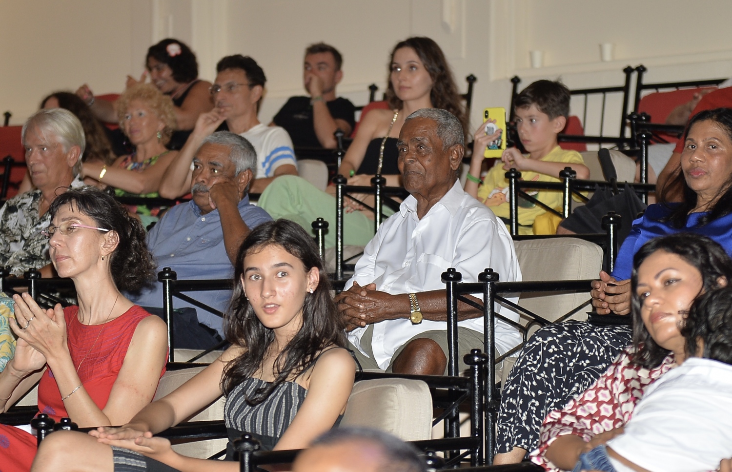 ރާއްޖޭގެ އެންމެ މުއްސަނދި އެއް ވިޔަފާރިވެރިޔާ ޗަމްޕާ މުހައްމަދު މޫސާ (އުއްޗު) ގެ އުފަން ދުވަސް ފާހަގަކުރުމަށް ކުރެއްދޫ ރިސޯޓުގައި ބޭއްވި ޝޯ އޭނާ ބައްލަވާއިރު އަރިހުގައި ރާއްޖޭގެ ޓޫރިޒަމްގެ އެއް ބާނީ އަދި އުއްޗުގެ ކޮއްކޮ ޗަމްޕާ ހުސައިން އަފީފު.---ފޮޓޯ: އެލީޒް