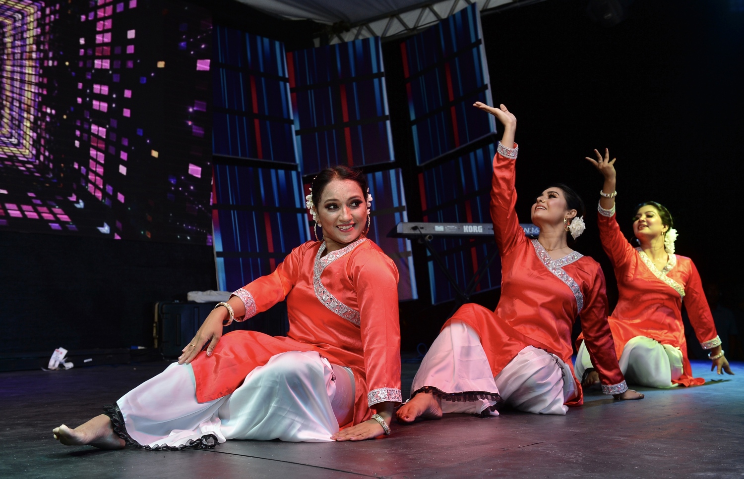 ރާއްޖޭގެ އެންމެ މުއްސަނދި އެއް ވިޔަފާރިވެރިޔާ ޗަމްޕާ މުހައްމަދު މޫސާ (އުއްޗު) ގެ އުފަން ދުވަސް ފާހަގަކުރުމަށް ކުރެއްދޫ ރިސޯޓުގައި ބޭއްވި ޝޯގައި ލަވައަކަށް ނަށަނީ.---ފޮޓޯ: އެލީޒް