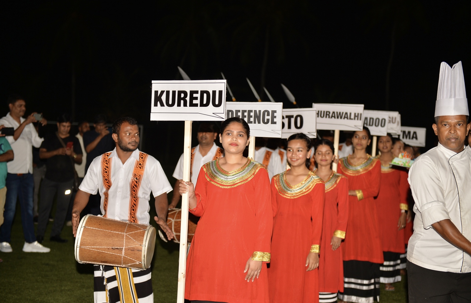 ރާއްޖޭގެ ޓޫރިޒަމް ދާއިރާގައި އެންމެ ކާމިޔާބު އެއް ވިޔަފާރިވެރިޔާ ޗަމްޕާ މުހައްމަދު މޫސާ (އުއްޗު) ގެ އުފަން ދުވަސް ފާހަގަކުރުމަށްޓަކައި ކުރެއްދޫ ރިސޯޓުގެ މުވައްޒަފުންތަކެއް "ކޭކު ޕެރޭޑް" އެއް ގޮތަށް ކޭކުތައް ގެންދަނީ: އޭނާގެ ކުންފުނީގެ ކުޑައިގެ ދަށުން ހިންގާ ވިޔަފާރިތަކުގެ އިތުރުން ސަރުކާރުގެ ބައެއް އޮފީސްތަކުން ވެސް ކޭކު ގެންދިޔަ.---ފޮޓޯ: އެލީޒް