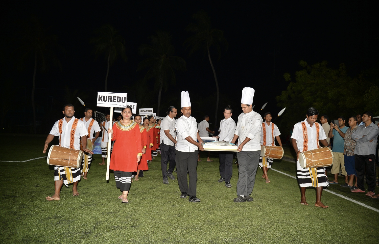 ރާއްޖޭގެ ޓޫރިޒަމް ދާއިރާގައި އެންމެ ކާމިޔާބު އެއް ވިޔަފާރިވެރިޔާ ޗަމްޕާ މުހައްމަދު މޫސާ (އުއްޗު) ގެ އުފަން ދުވަސް ފާހަގަކުރުމަށްޓަކައި ކުރެއްދޫ ރިސޯޓުގެ މުވައްޒަފުންތަކެއް "ކޭކު ޕެރޭޑް" އެއް ގޮތަށް ކޭކުތައް ގެންދަނީ: އޭނާގެ ކުންފުނީގެ ކުޑައިގެ ދަށުން ހިންގާ ވިޔަފާރިތަކުގެ އިތުރުން ސަރުކާރުގެ ބައެއް އޮފީސްތަކުން ވެސް ކޭކު ގެންދިޔަ.---ފޮޓޯ: އެލީޒް