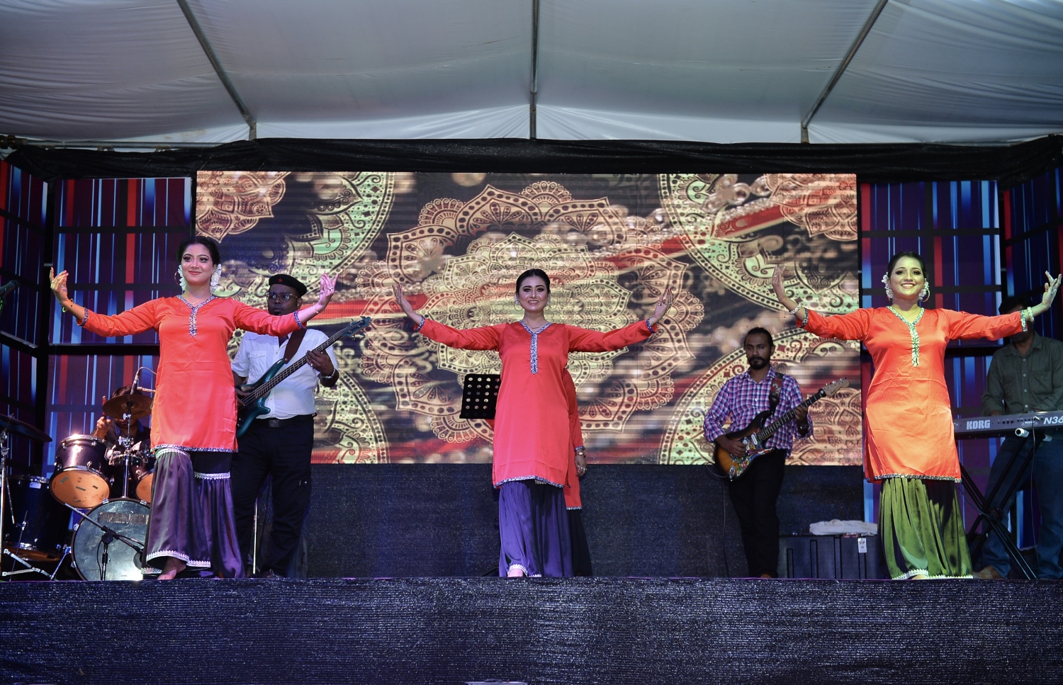 ރާއްޖޭގެ އެންމެ މުއްސަނދި އެއް ވިޔަފާރިވެރިޔާ ޗަމްޕާ މުހައްމަދު މޫސާ (އުއްޗު) ގެ އުފަން ދުވަސް ފާހަގަކުރުމަށް ކުރެއްދޫ ރިސޯޓުގައި ބޭއްވި ޝޯގައި ލަވައަކަށް ނަށަނީ.---ފޮޓޯ: އެލީޒް