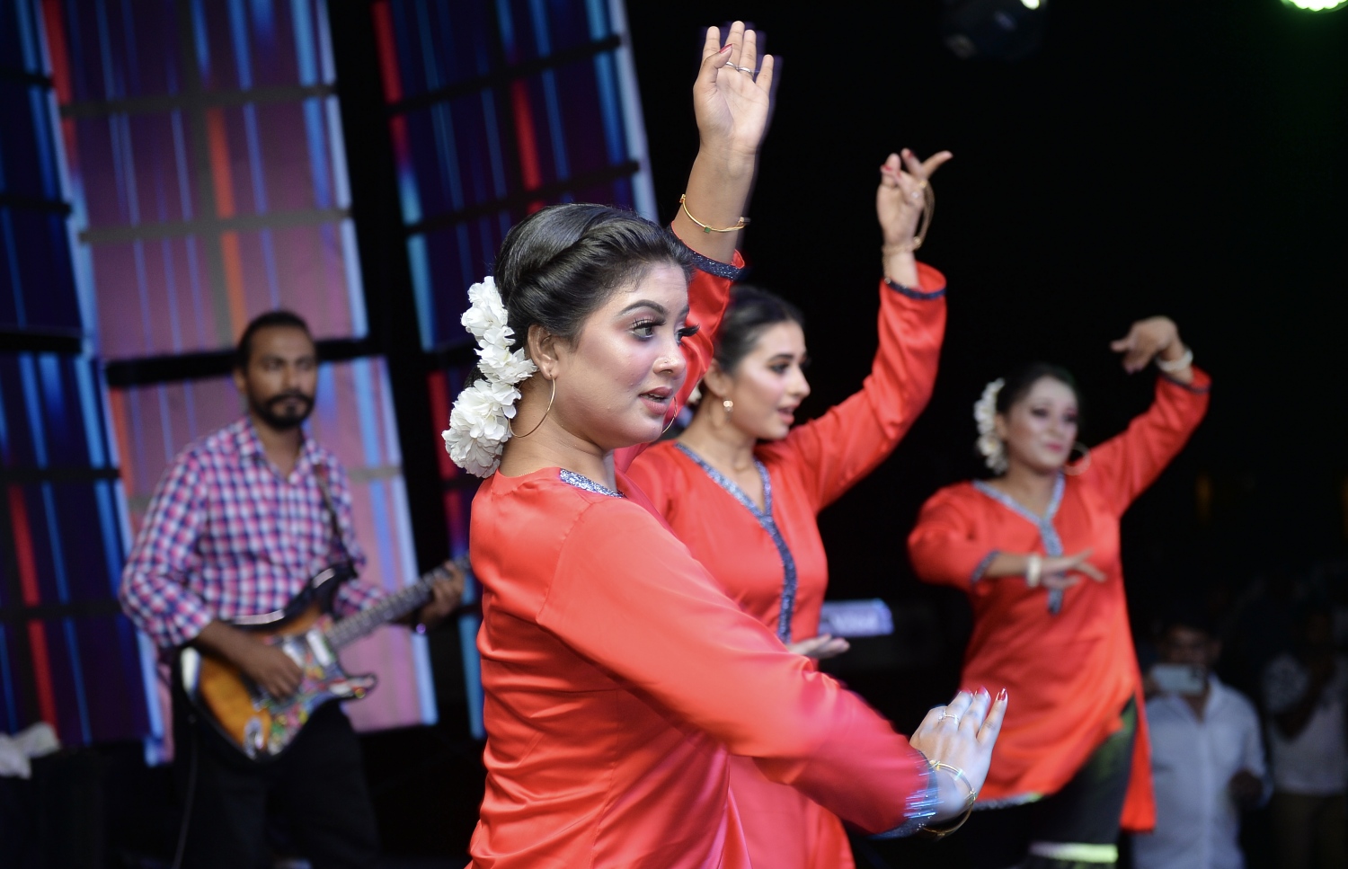 ރާއްޖޭގެ އެންމެ މުއްސަނދި އެއް ވިޔަފާރިވެރިޔާ ޗަމްޕާ މުހައްމަދު މޫސާ (އުއްޗު) ގެ އުފަން ދުވަސް ފާހަގަކުރުމަށް ކުރެއްދޫ ރިސޯޓުގައި ބޭއްވި ޝޯގައި ލަވައަކަށް ނަށަނީ.---ފޮޓޯ: އެލީޒް