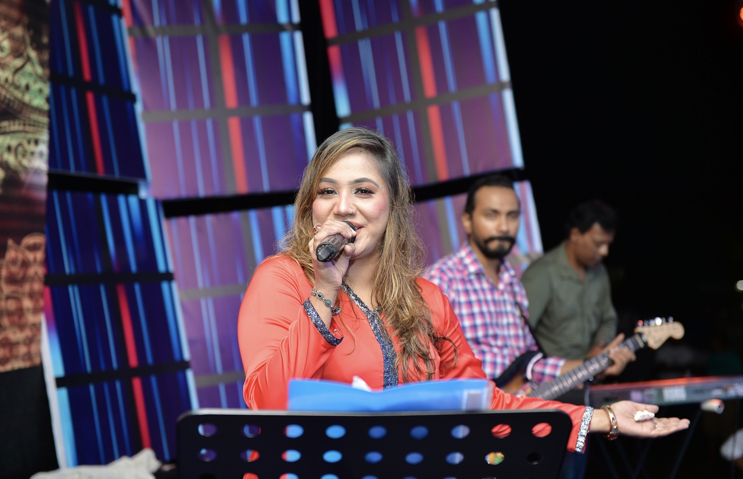 ރާއްޖޭގެ އެންމެ މުއްސަނދި އެއް ވިޔަފާރިވެރިޔާ ޗަމްޕާ މުހައްމަދު މޫސާ (އުއްޗު) ގެ އުފަން ދުވަސް ފާހަގަކުރުމަށް ކުރެއްދޫ ރިސޯޓުގައި ބޭއްވި ޝޯގައި ބަންގްލަދޭޝްގެ ބޭންޑަކުން ލަވައެއް ހުށަހަޅަނީ: އުއްޗުއަކީ ލަވަތަކަށް ވަރަށް ބޮޑަށް ލޯބި ކުރައްވާ ބޭފުޅެއް.---ފޮޓޯ: އެލީޒް