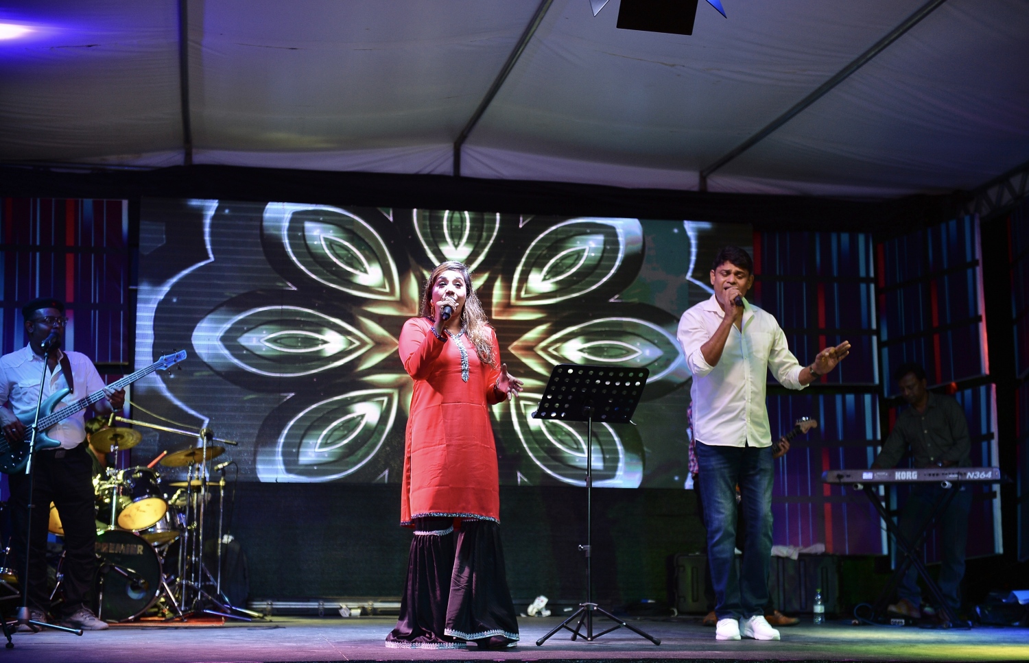 ރާއްޖޭގެ އެންމެ މުއްސަނދި އެއް ވިޔަފާރިވެރިޔާ ޗަމްޕާ މުހައްމަދު މޫސާ (އުއްޗު) ގެ އުފަން ދުވަސް ފާހަގަކުރުމަށް ކުރެއްދޫ ރިސޯޓުގައި ބޭއްވި ޝޯގައި ބަންގްލަދޭޝްގެ ބޭންޑަކުން ލަވައެއް ހުށަހަޅަނީ: އުއްޗުއަކީ ލަވަތަކަށް ވަރަށް ބޮޑަށް ލޯބި ކުރައްވާ ބޭފުޅެއް.---ފޮޓޯ: އެލީޒް