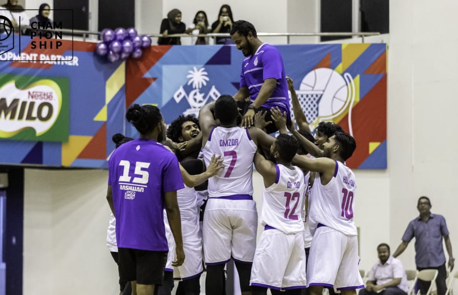 އެމްބީއޭ ޗެމްޕިއަންޝިޕް ކިންގްސް އަށް ކާމިޔާބުކޮށް ދިނުމުން އެ ޓީމުގެ ކުޅުންތެރިން ޒިލާ އުފުލާލައިގެން