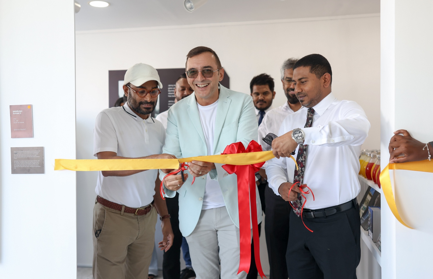 ޔޫތު މިނިސްޓަރު މަހުލޫފާ އެކު ކްރޮސްރޯޑްސްގެ އިސްވެރިން ލައުންޖް އޭރިއާ ހުޅުއްވައިދެއްވަނީ. -- ފޮޓޯ: ނިޝާން އަލީ | މިހާރު