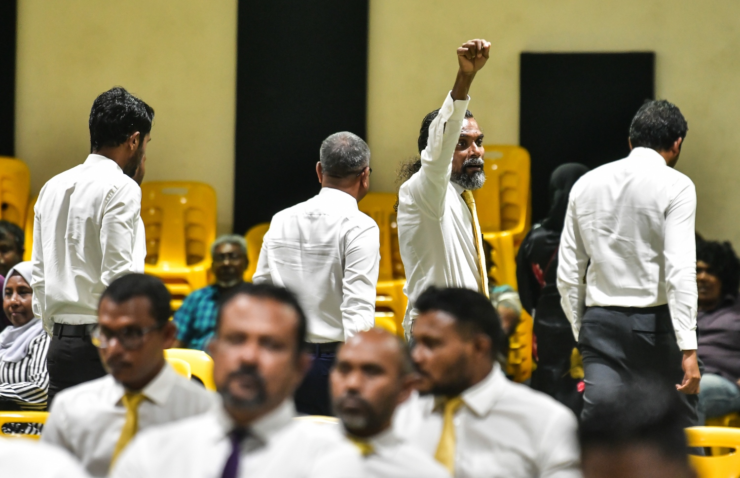 އެމްޑީޕީގެ ރިޔާސީ ޕްރައިމަރީގެ އިންތިހާބީ ކޮމިޓީ އަށް އައްޔަންކުރާ ފަސް މެންބަރެއްގެ ނަން އެ ޕާޓީގެ ގައުމީ މަޖިލީހުން ފާސްކުރުމަށް ރޭ ތާޖުއްދީން ސްކޫލް ހޯލުގައި ބޭއްވި ގައުމީ މަޖިލީހުގެ ބައްދަލުވުން. ދެ ރައީސުންގެ ވާދަވެރިކަން ބޮޑުވެ، ޕާޓީ ތެރެ ހޫނުވެފައި ވަނިކޮށް، ރޭ ބޭއްވި ގައުމީ މަޖިލީހުން ވަނީ އިންތިހާބީ ކޮމިޓީ އަށް ރައީސް އިބްރާހިމް މުހައްމަދު ސޯލިހުގެ ފެކްޝަންގެ 5 ނަން ފާސް ކޮށްފައި.-- ފޮޓޯ: ނިޝާން އަލީ | މިހާރު