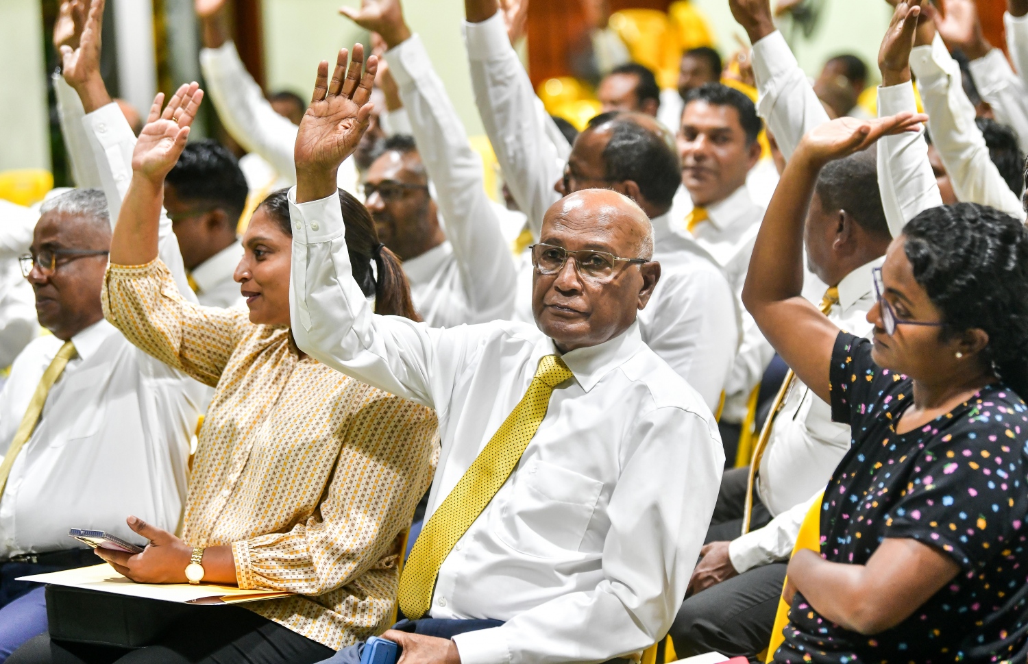 އެމްޑީޕީ ގައުމީ މަޖިލީހުގެ ބައްދަލުވުމުގައި މެންބަރުން އަތް ނަގައިގެން ވޯޓު ދެއްވަނީ--ފޮޓޯ: ނިޝާން އަލީ | މިހާރު
