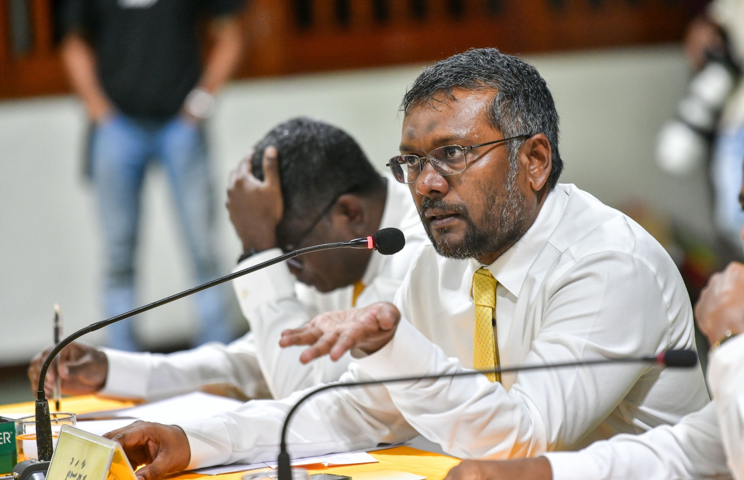 އެމްޑީޕީގެ ރިޔާސީ ޕްރައިމަރީގެ އިންތިހާބީ ކޮމިޓީ އަށް އައްޔަންކުރާ ފަސް މެންބަރެއްގެ ނަން އެ ޕާޓީގެ ގައުމީ މަޖިލީހުން ފާސްކުރުމަށް ރޭ ތާޖުއްދީން ސްކޫލް ހޯލުގައި ބޭއްވި ގައުމީ މަޖިލީހުގެ ބައްދަލުވުމުގައި އެމްޑީޕީގެ ޗެއާރޕާސަން ފައްޔާޒު އިސްމާއިލް ވާހަކަ ދައްކަވަނީ. ދެ ރައީސުންގެ ވާދަވެރިކަން ބޮޑުވެ، ޕާޓީ ތެރެ ހޫނުވެފައި ވަނިކޮށް، ރޭ ބޭއްވި ގައުމީ މަޖިލީހުން ވަނީ އިންތިހާބީ ކޮމިޓީ އަށް ރައީސް އިބްރާހިމް މުހައްމަދު ސޯލިހުގެ ފެކްޝަންގެ 5 ނަން ފާސް ކޮށްފައި.-- ފޮޓޯ: ނިޝާން އަލީ | މިހާރު