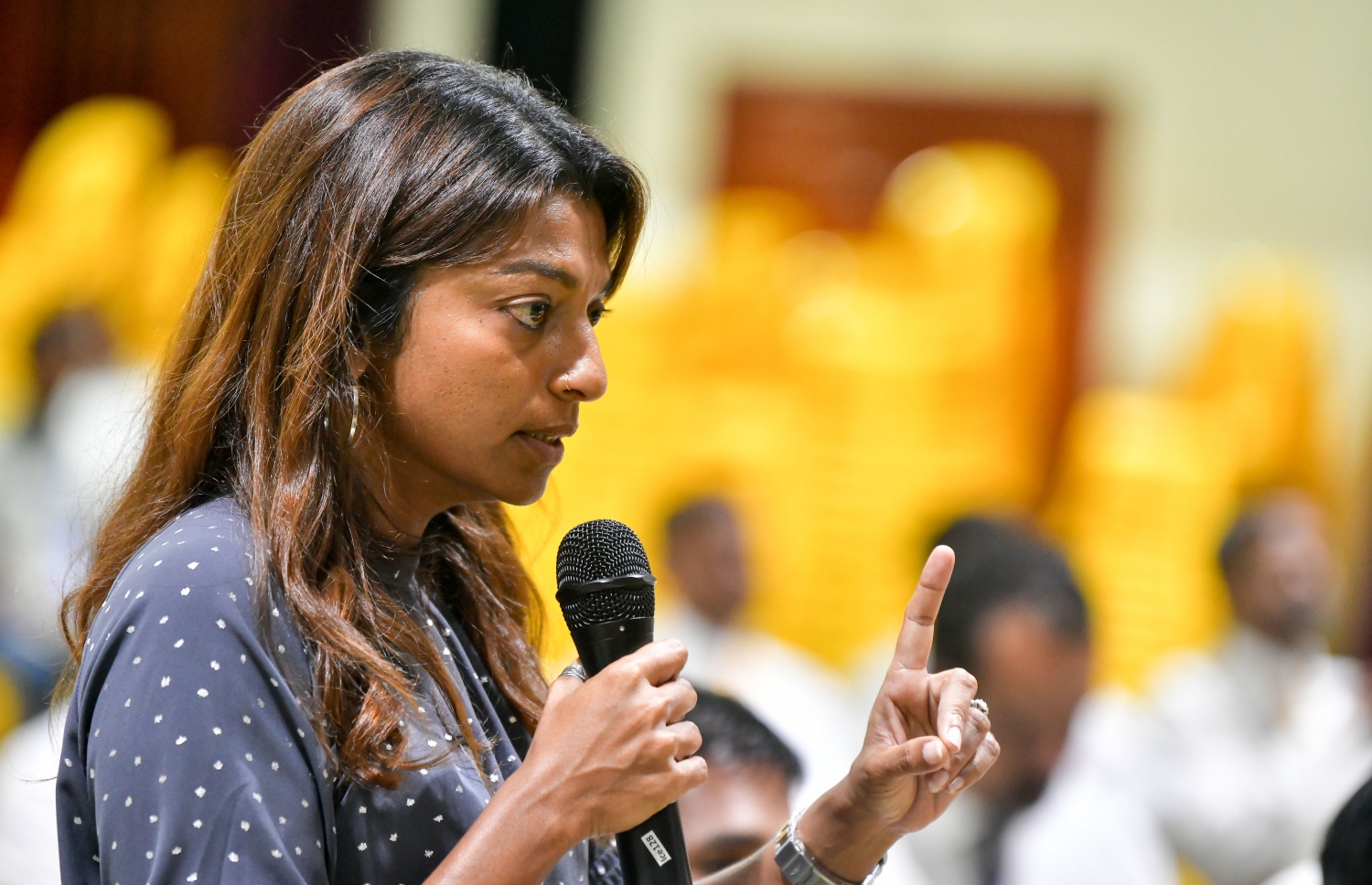 އެމްޑީޕީގެ ރިޔާސީ ޕްރައިމަރީގެ އިންތިހާބީ ކޮމިޓީ އަށް އައްޔަންކުރާ ފަސް މެންބަރެއްގެ ނަން އެ ޕާޓީގެ ގައުމީ މަޖިލީހުން ފާސްކުރުމަށް ރޭ ތާޖުއްދީން ސްކޫލް ހޯލުގައި ބޭއްވި ގައުމީ މަޖިލީހުގެ ބައްދަލުވުމުގައި ގަލޮޅު އުތުރު ދާއިރާގެ މަޖިލިސް މެމްބަރު އީވާ އަބްދުﷲ ވާހަކަ ދައްކަވަނީ. ދެ ރައީސުންގެ ވާދަވެރިކަން ބޮޑުވެ، ޕާޓީ ތެރެ ހޫނުވެފައި ވަނިކޮށް، ރޭ ބޭއްވި ގައުމީ މަޖިލީހުން ވަނީ އިންތިހާބީ ކޮމިޓީ އަށް ރައީސް އިބްރާހިމް މުހައްމަދު ސޯލިހުގެ ފެކްޝަންގެ 5 ނަން ފާސް ކޮށްފައި.-- ފޮޓޯ: ނިޝާން އަލީ | މިހާރު