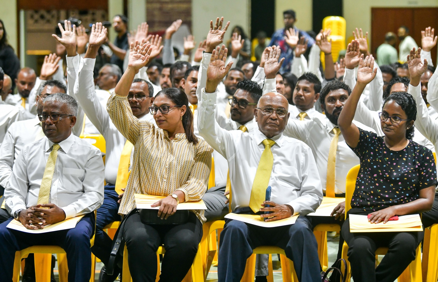 އެމްޑީޕީ ގައުމީ މަޖިލީހުގެ ބައްދަލުވުމުގައި މެންބަރުން އަތް ނަގައިގެން ވޯޓު ދެއްވަނީ--ފޮޓޯ: ނިޝާން އަލީ | މިހާރު